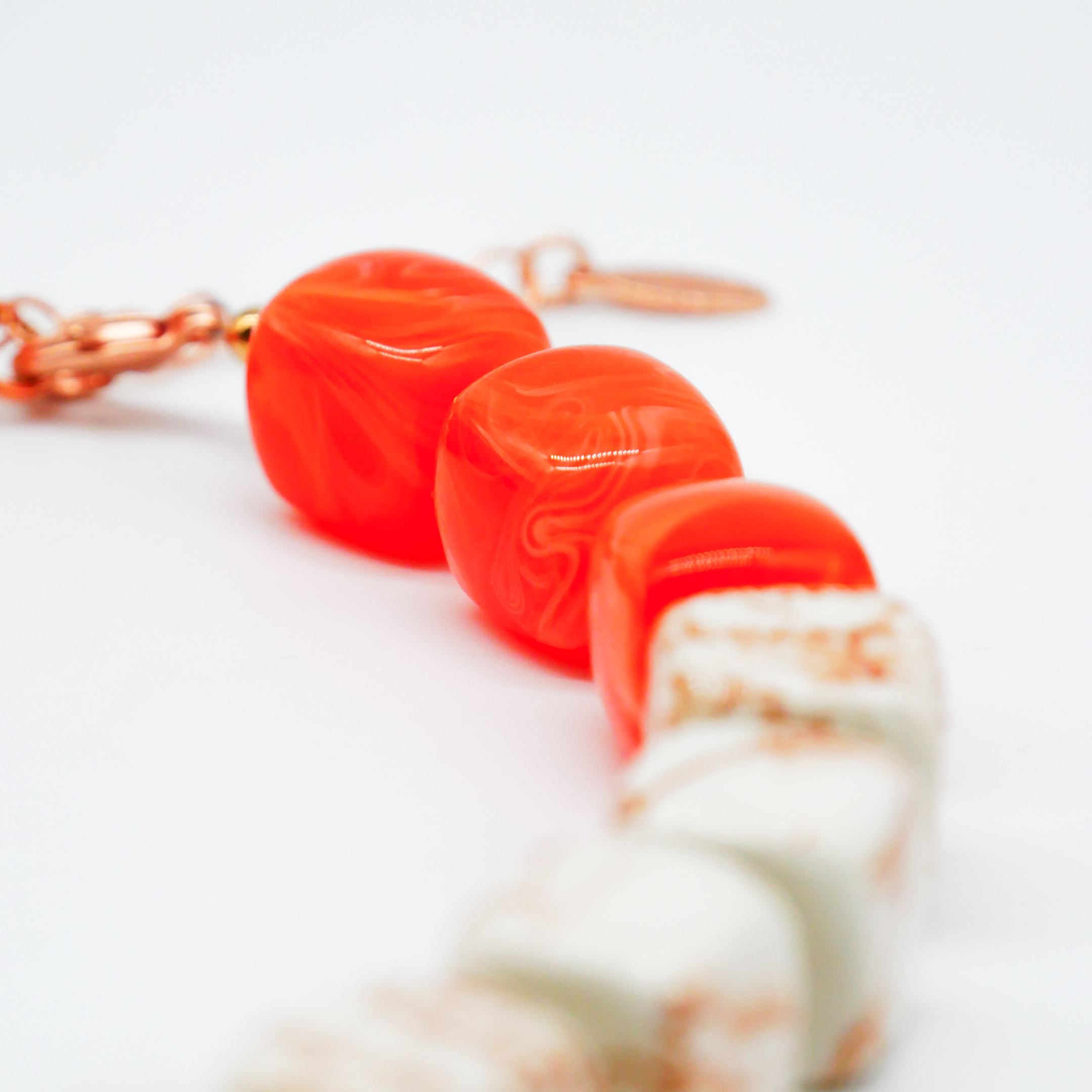 "Summer Feeling", kurze Kette "Cube" Resin- und Papercoated Perlen ca. 16 x 16 mm orange