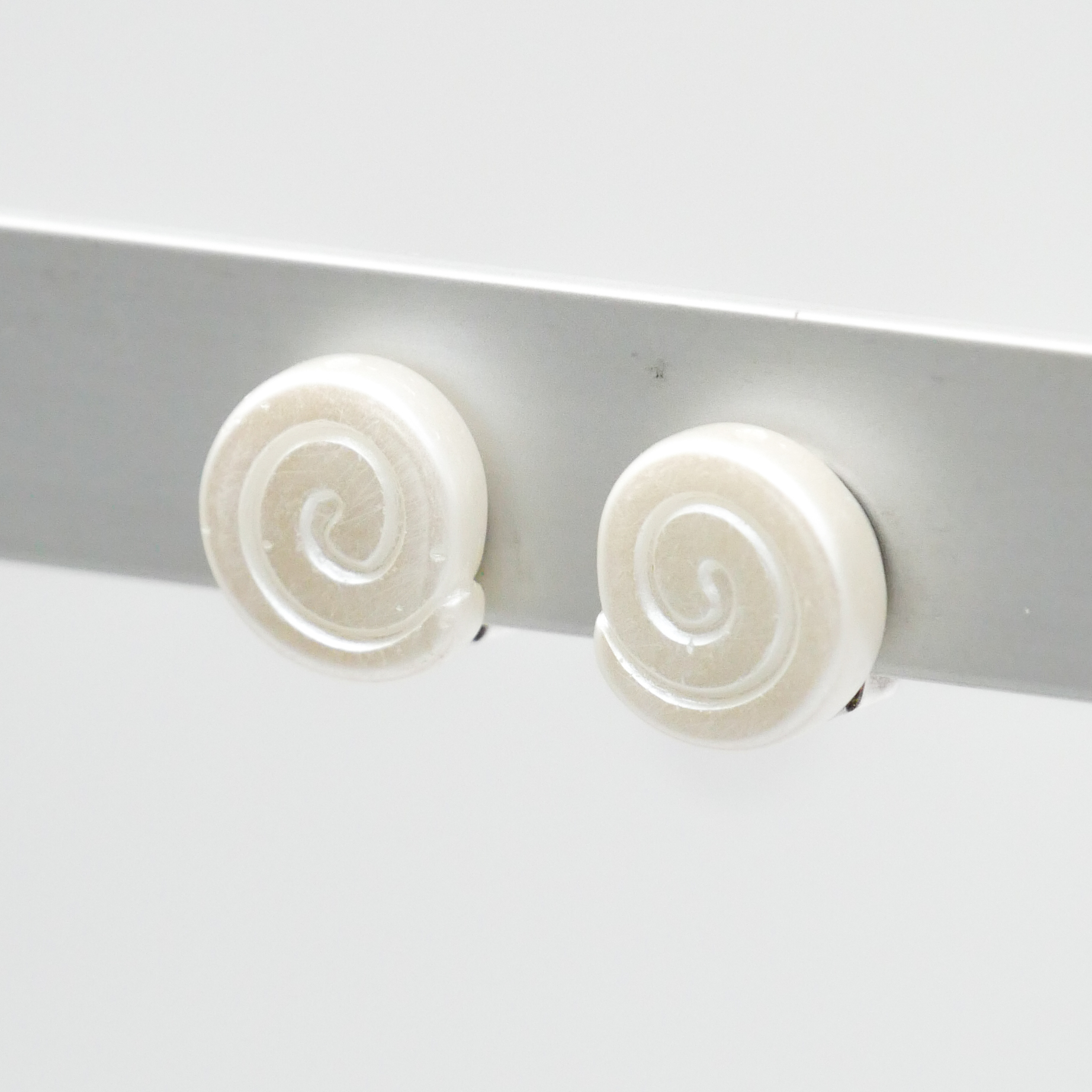  "Shell" Ohrclip kleine Glasschnecke weiß 
