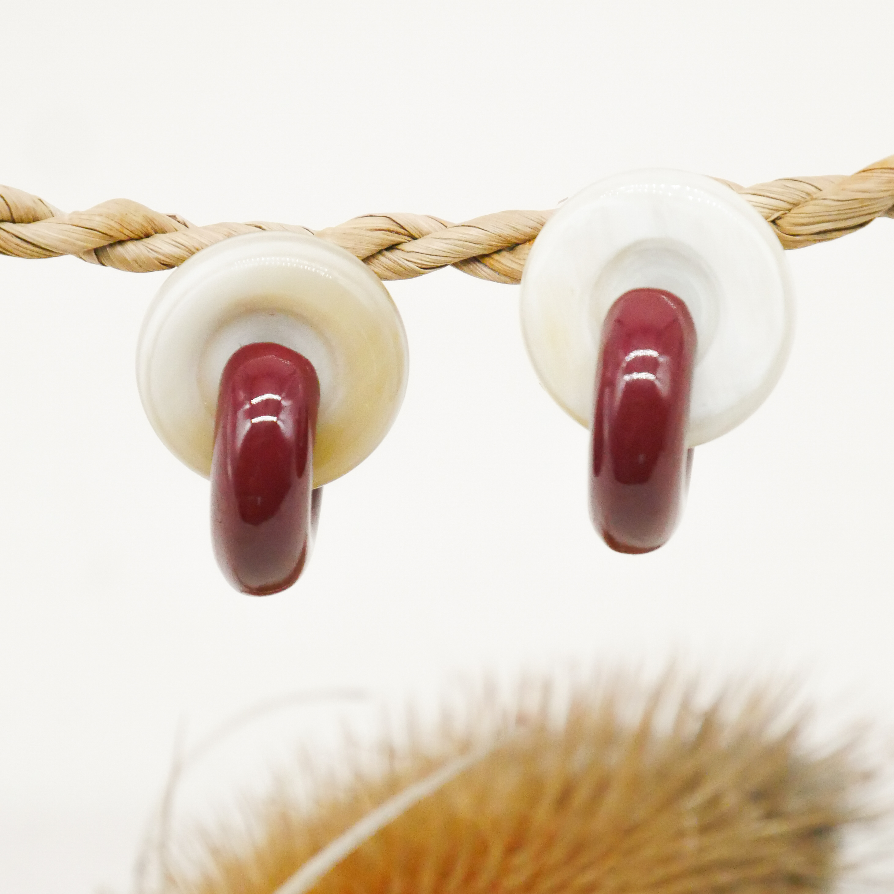  "Craft-Art", Ohrstecker zwei dicke Reife 90 Grad versetzt schwarzes Horn, Lack weinrot 