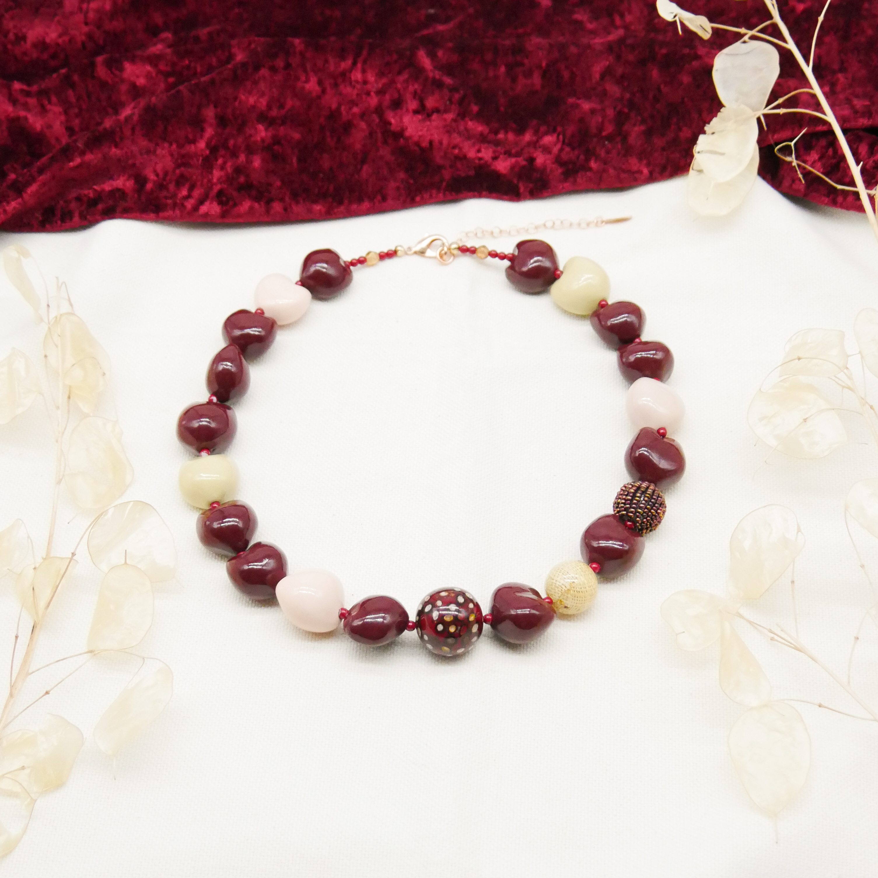  "Summer Feeling" Kette ca. 60 cm, Lumba Samen, Glasperlen, Resin Perle, wein 