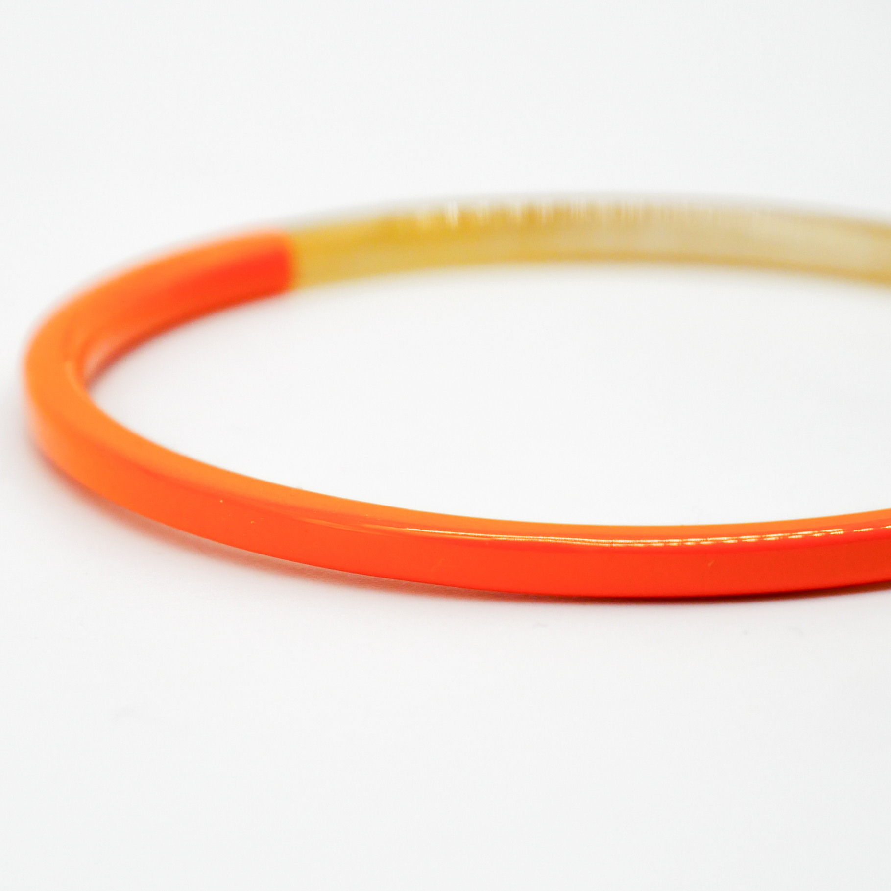  "Craft Art" zarter Armreif, weißes Horn, Lack hellorange 