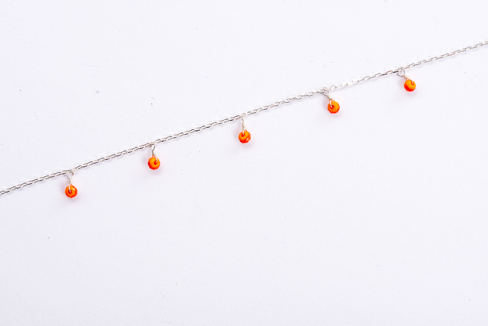 "Fine Filigré" feines Armband, kleine Kristallanhänger, versilbert