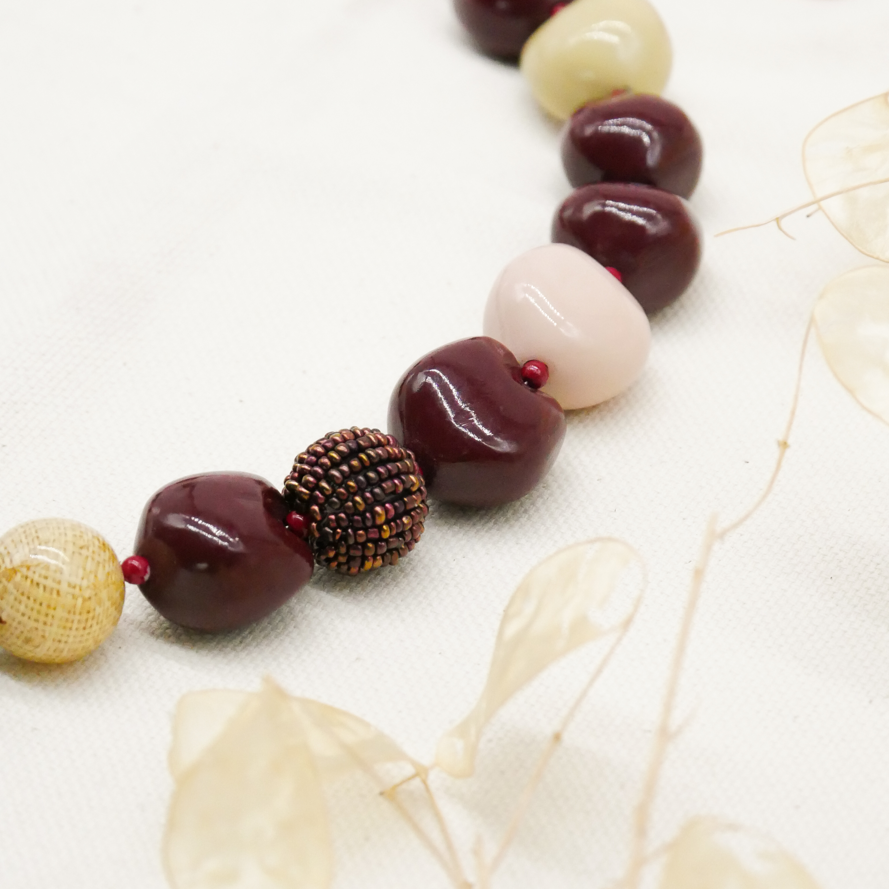  "Summer Feeling" Kette ca. 60 cm, Lumba Samen, Glasperlen, Resin Perle, wein 