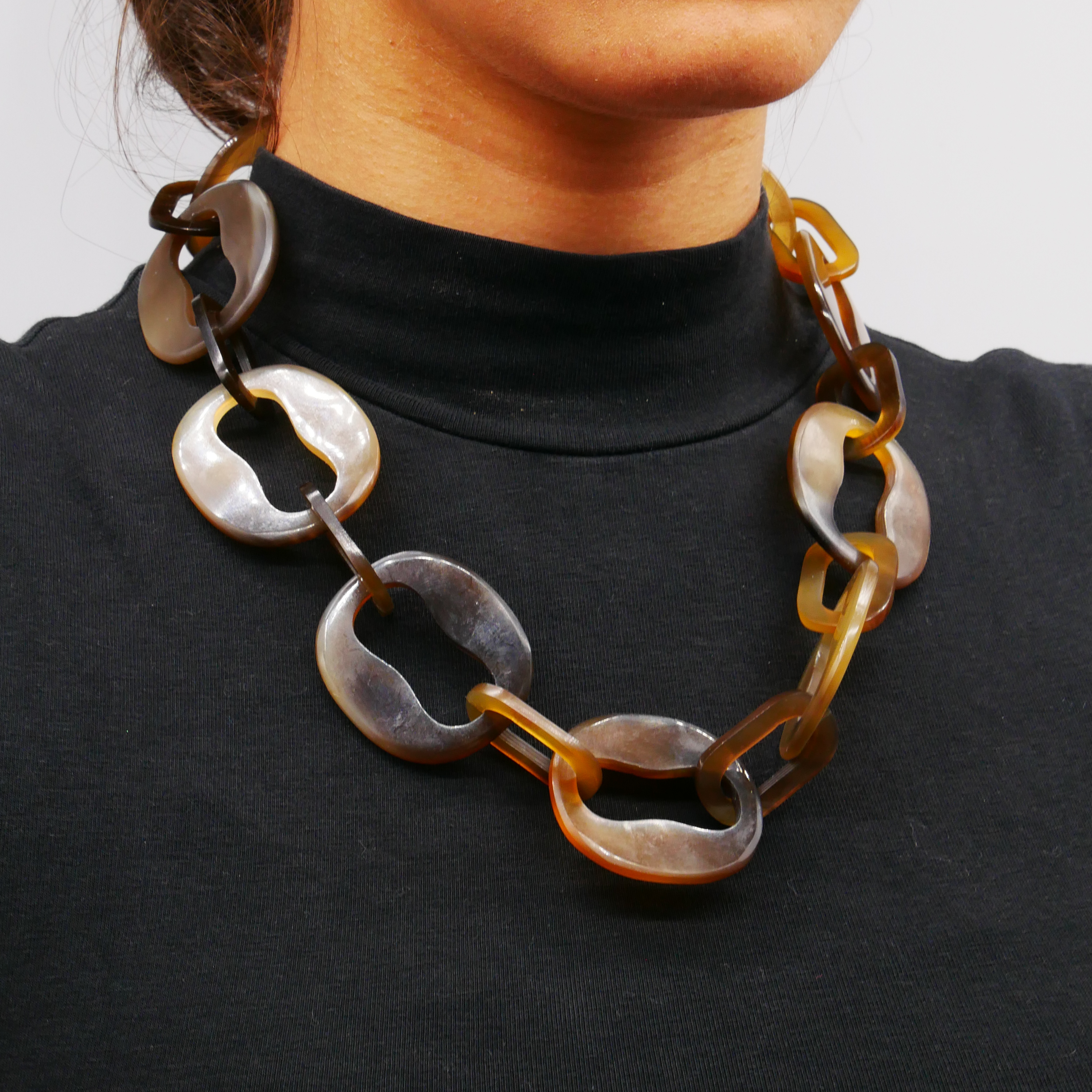 "Craft Art", short chain ovals with brown horn cut-out "Craft Art", short chain ovals with brown horn cut-out
