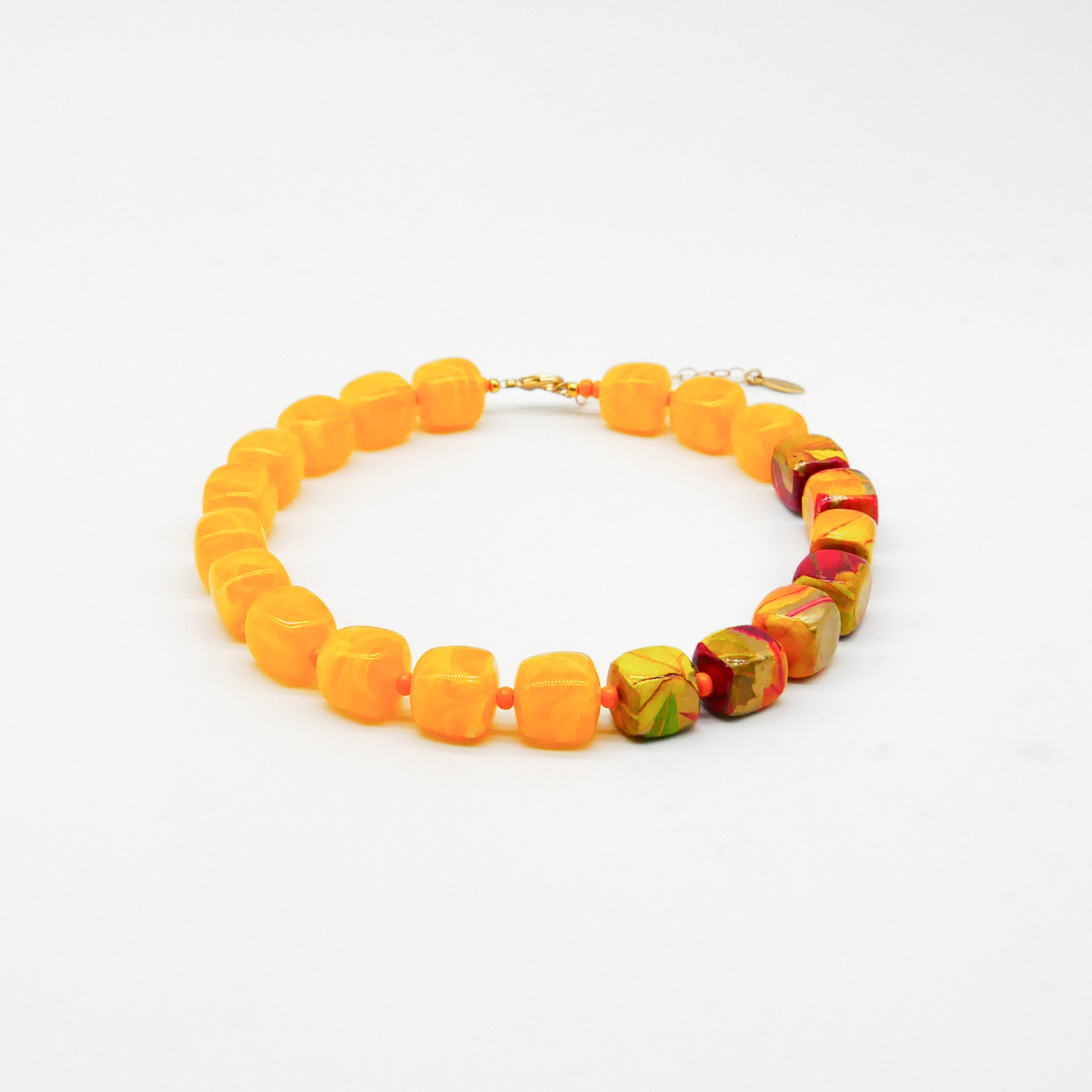 "Summer Feeling", kurze Kette "Cube" Resin- und Papercoated Perlen ca. 16 x 16 mm honig