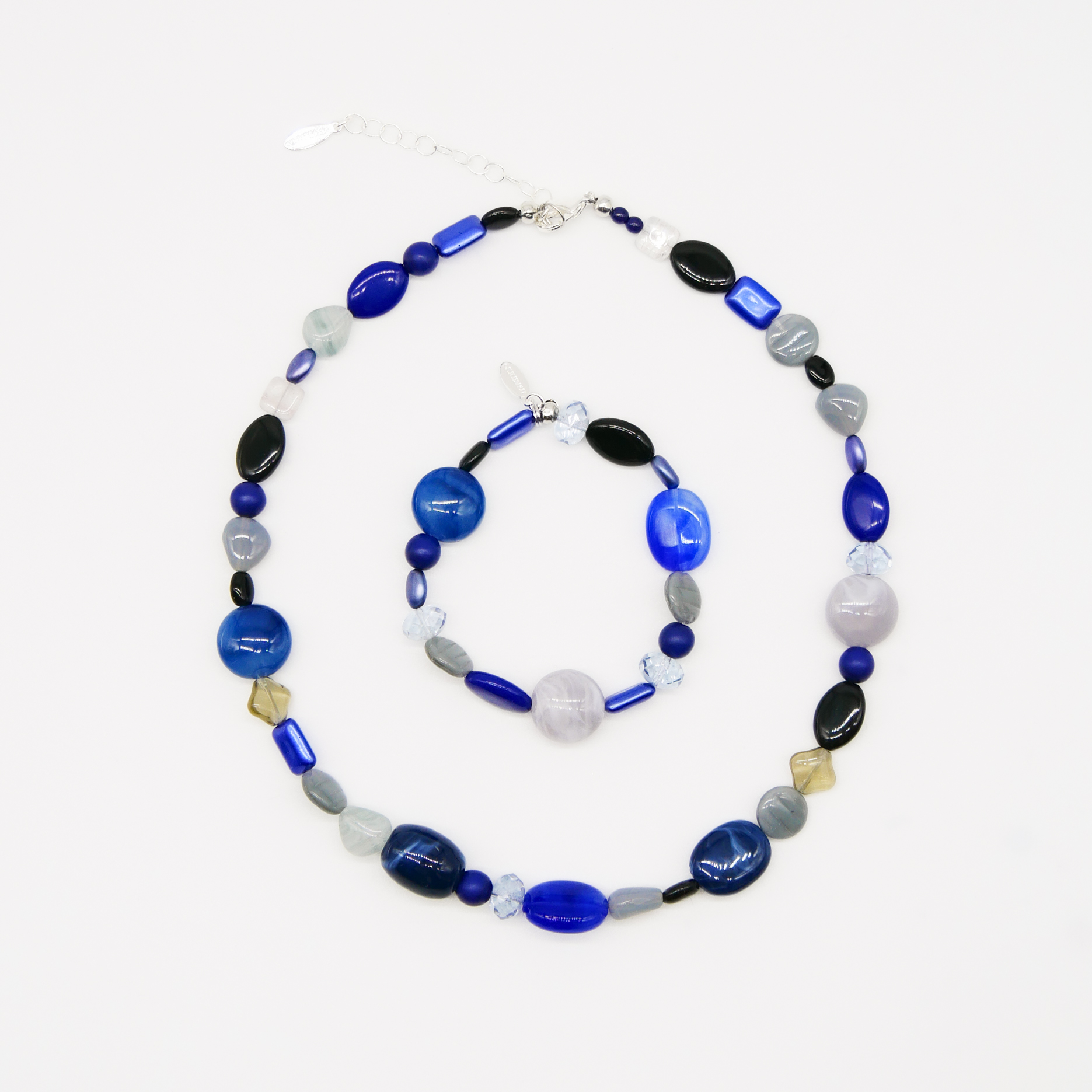 "Summer Feeling",  Kette aus verschiedenen Formen, Glas- und Resin Perlen, blau