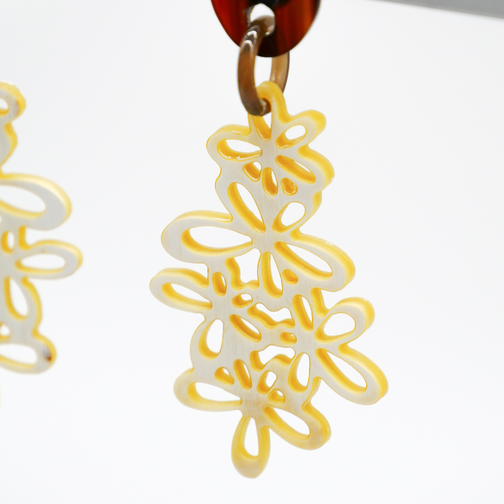 "Craft Art" Ohrring "Blütenzauber" braunes und weißes Horn