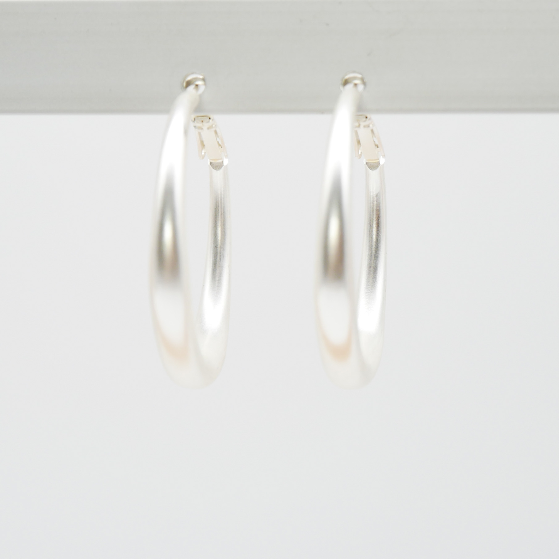 "Circle" Ohrstecker, runde Creole massiv, versilbert