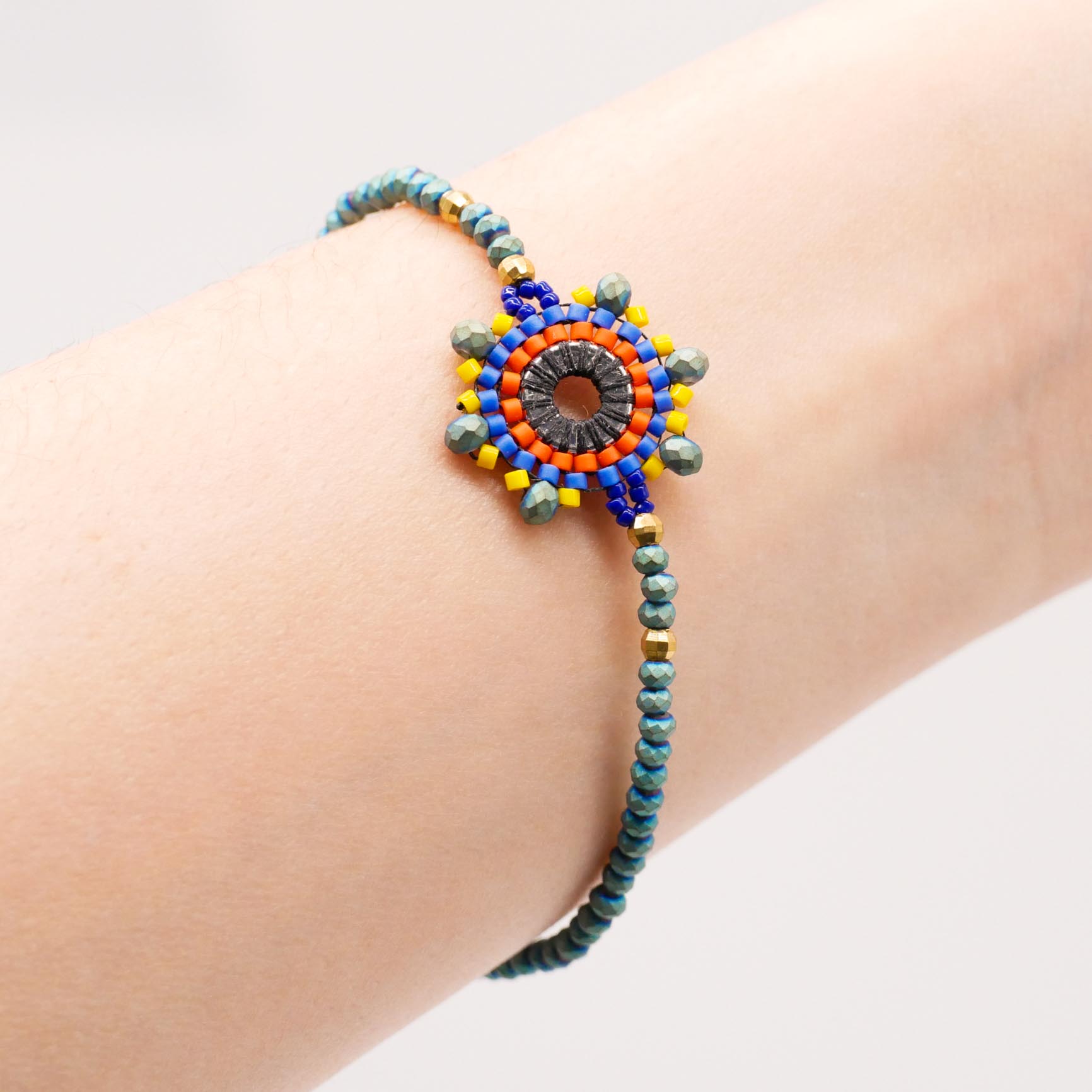 "Toho Art" Armband mit Blütenelement - bunt