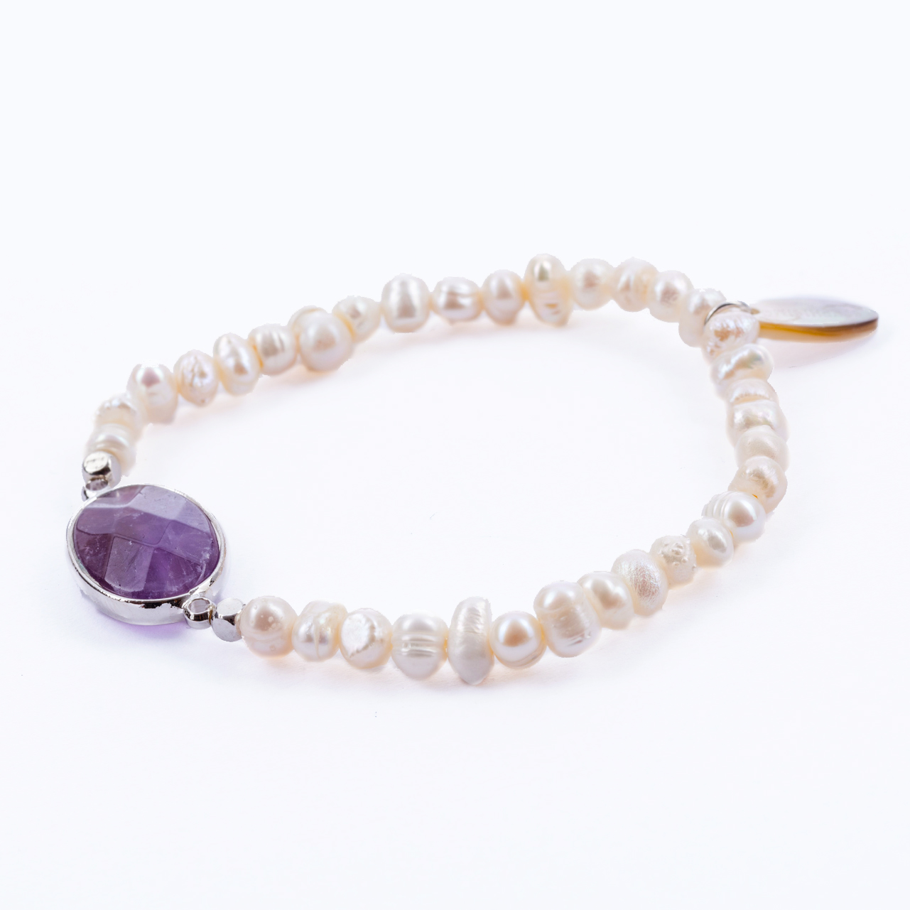 "Boho" Armband auf Gummi mit weißen Süßwasserperlen und Amethyst