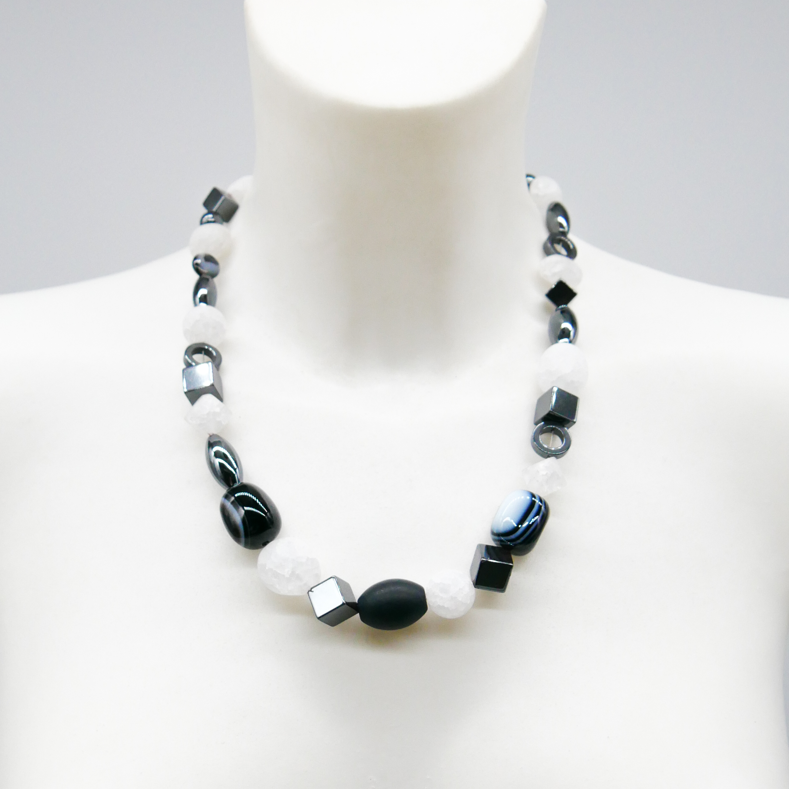 "Crystal Mountain", Kette Hämatit und Bergkristall, verschiedene Formen, 925 Silberverschluss