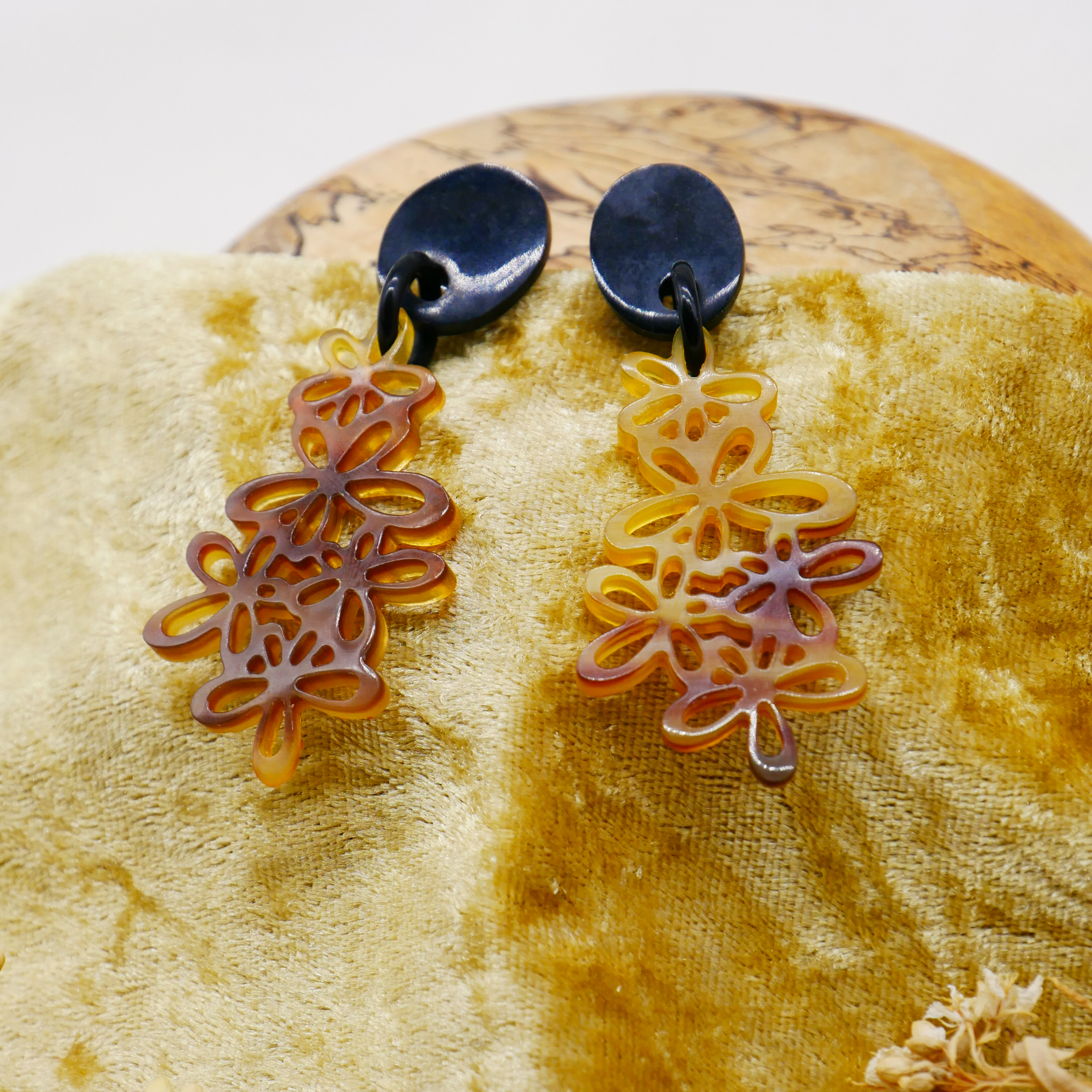 "Craft Art" Ohrring "Blütenzauber" schwarzes und braunes Horn