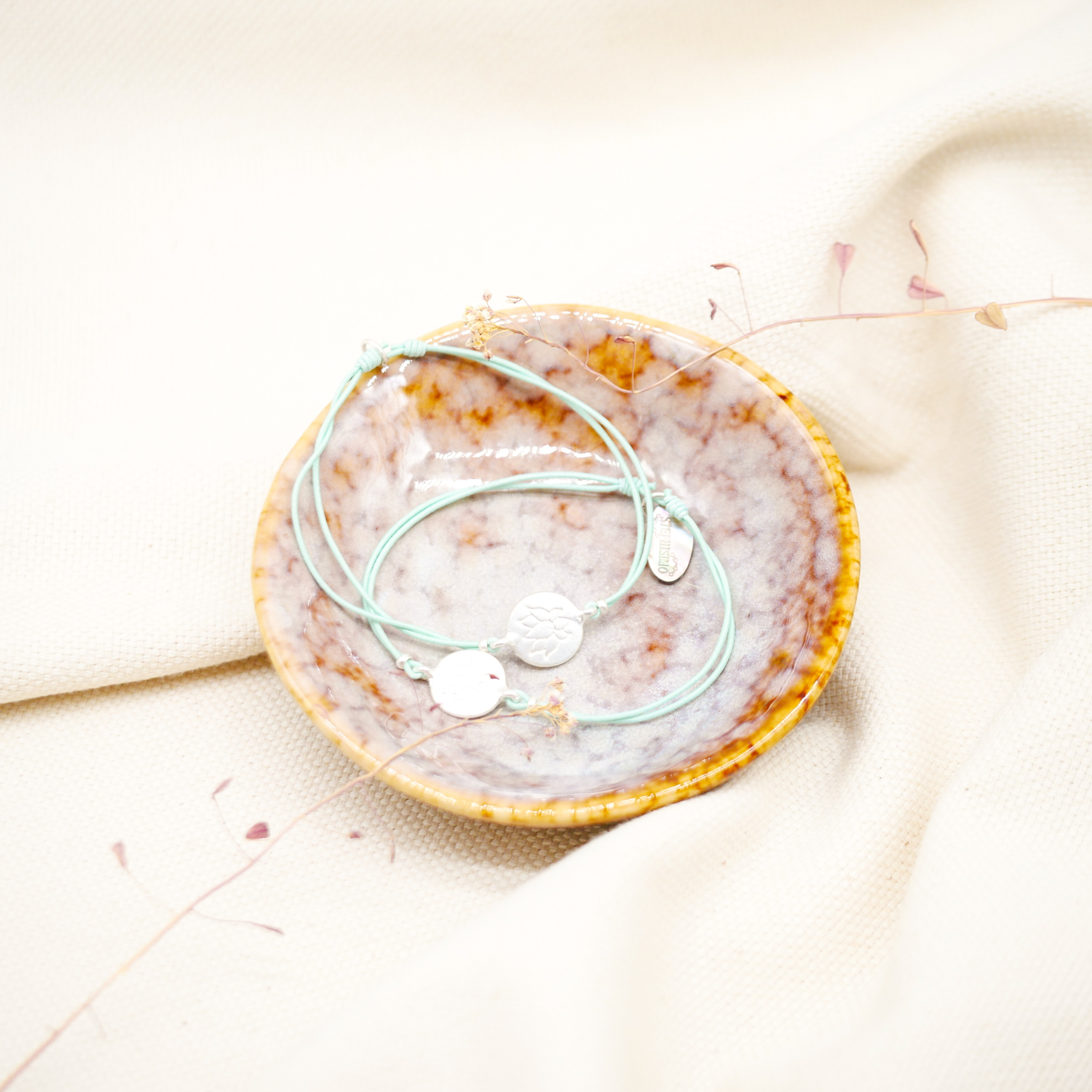 "Summer Feeling" elastisches Armband, türkis und silberfarbene Blume - 2er Pack