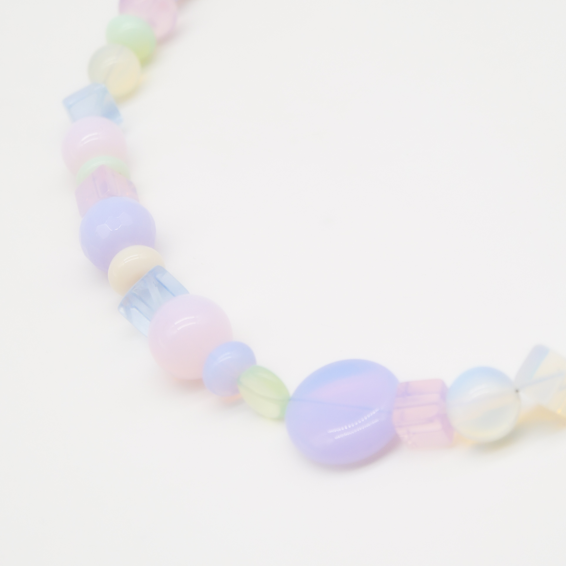 "Summer Feeling",  Kette aus verschiedenen Formen, Glas- und Resin Perlen, opal-pas