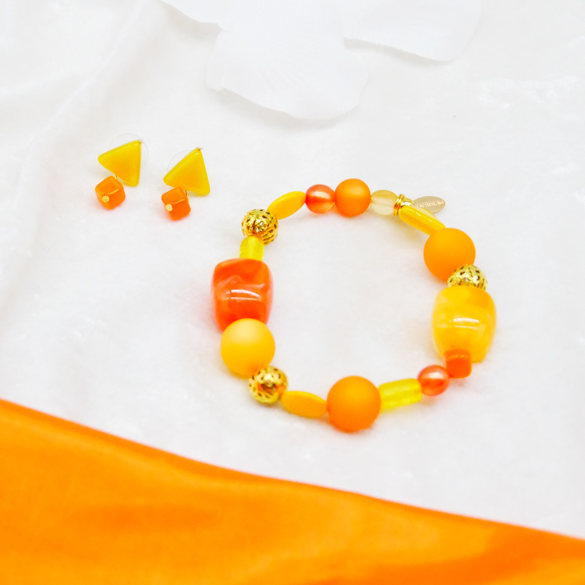"Summer Feeling", Armband aus verschiedenen Formen, Glas- und Resin Perlen, gelb-orange