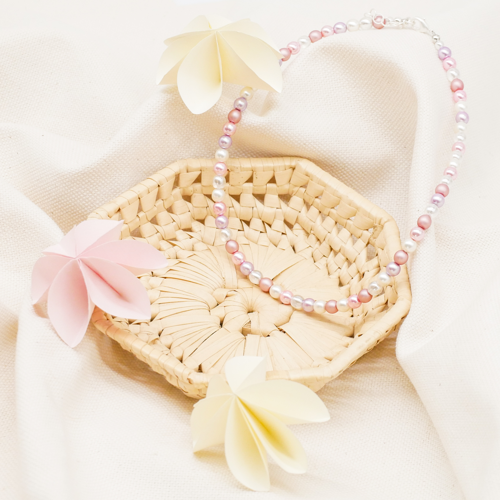 Short pearl necklace, rose