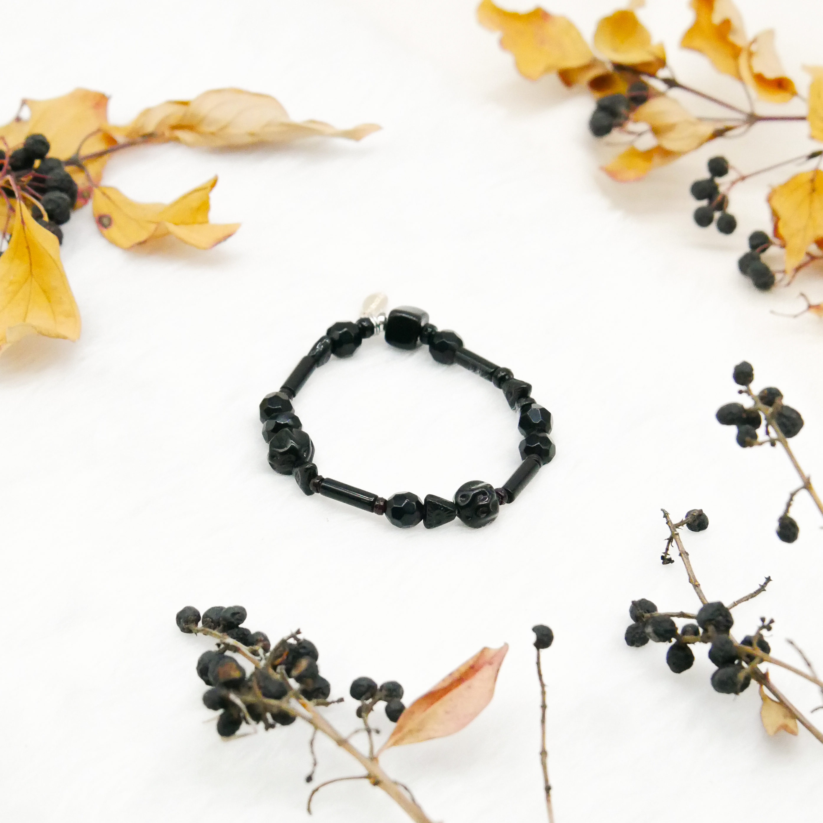  "Jet Schmuck" Armband auf Gummi schwarze Glasperlen, verschiedene Formen 