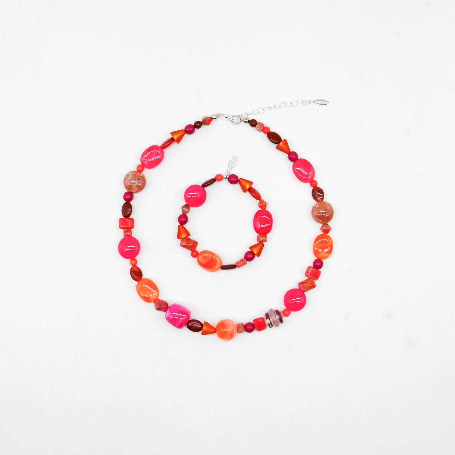 "Summer Feeling",  Kette aus verschiedenen Formen, Glas- und Resin Perlen, pink-orange