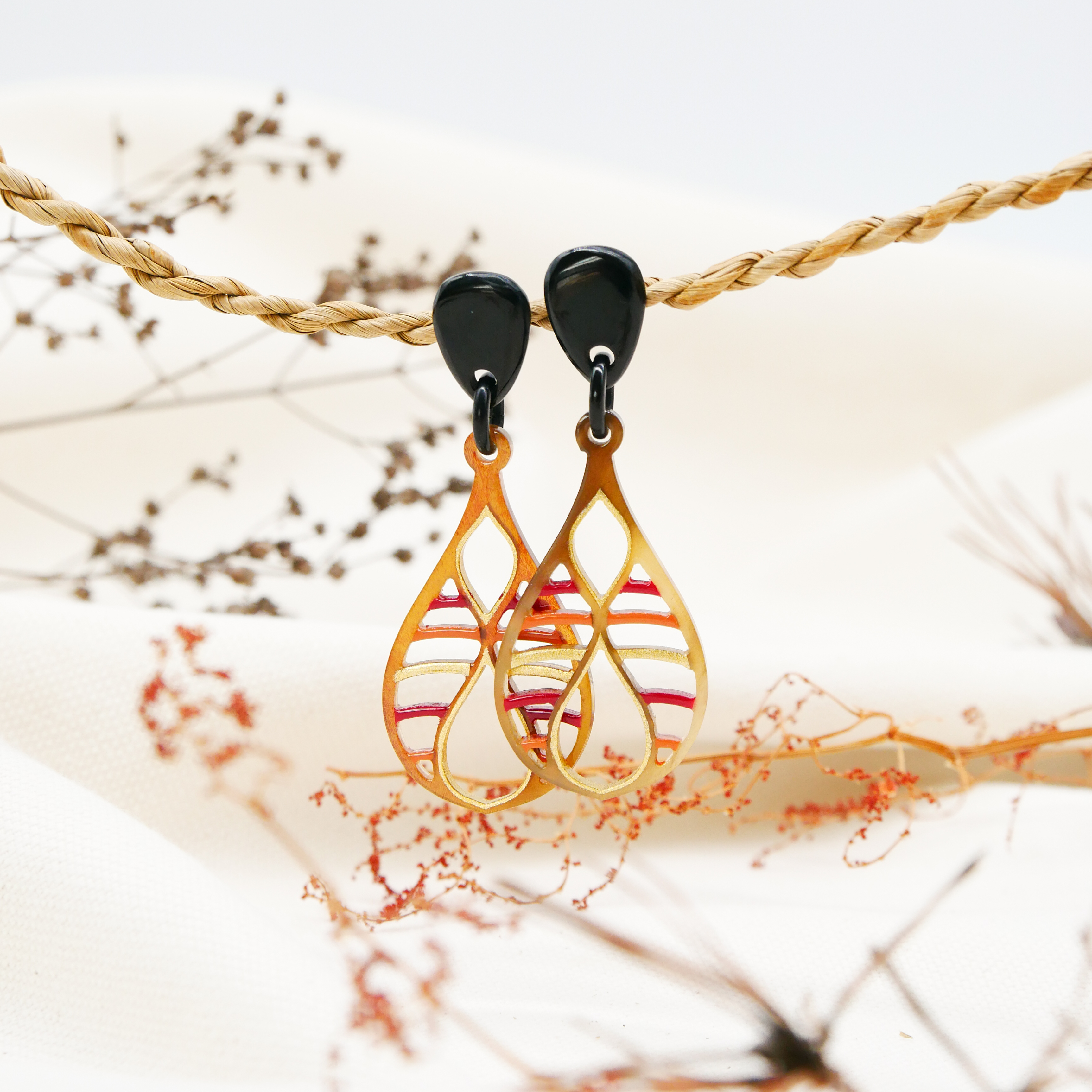 "Craft Art", Ohrring "Teardrop", braunes Horn, Lack peach "Craft Art", Ohrring "Teardrop", braunes Horn, Lack peach