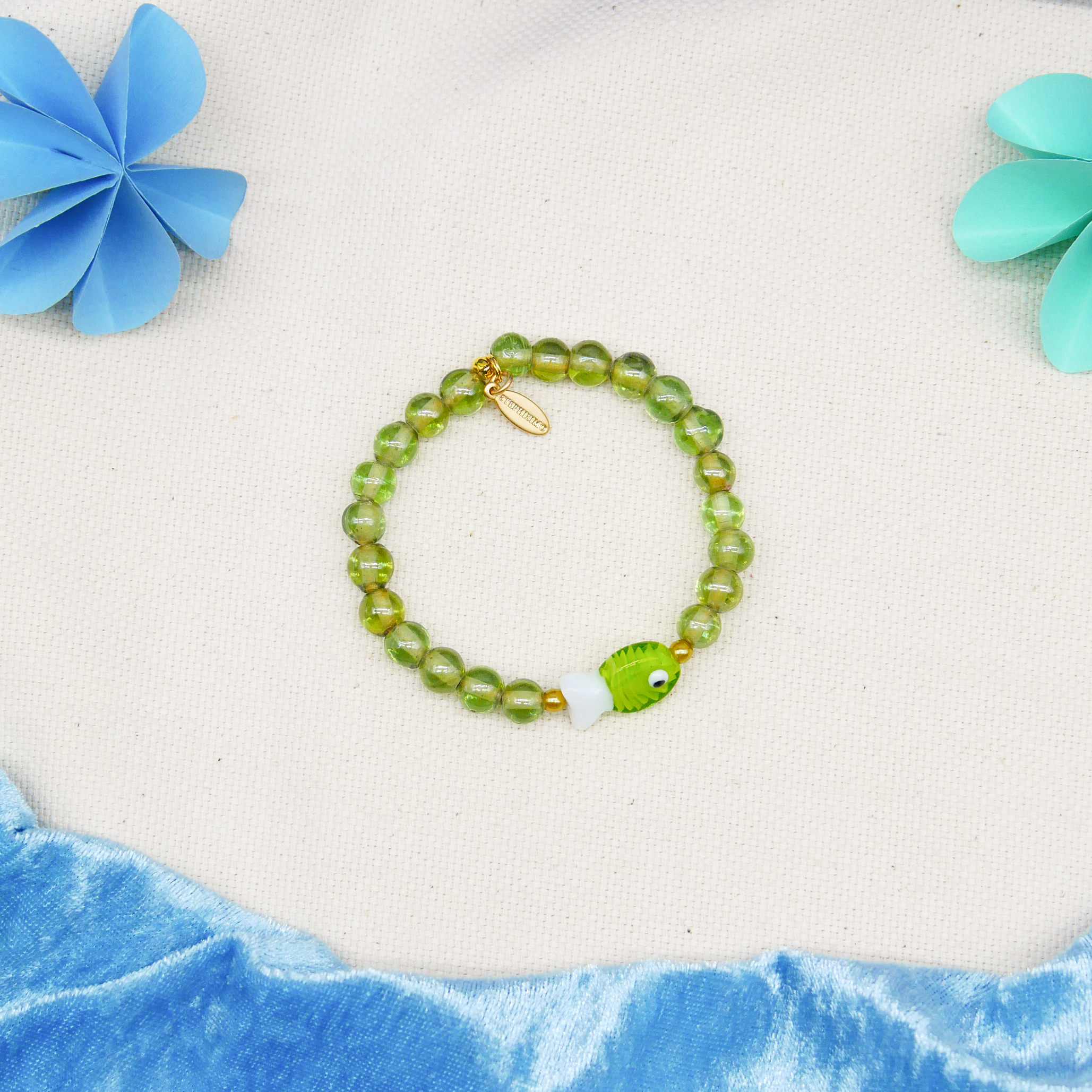 "Summer Feeling" Armband auf Gummi "Fisch" Glasperlen hellgrün