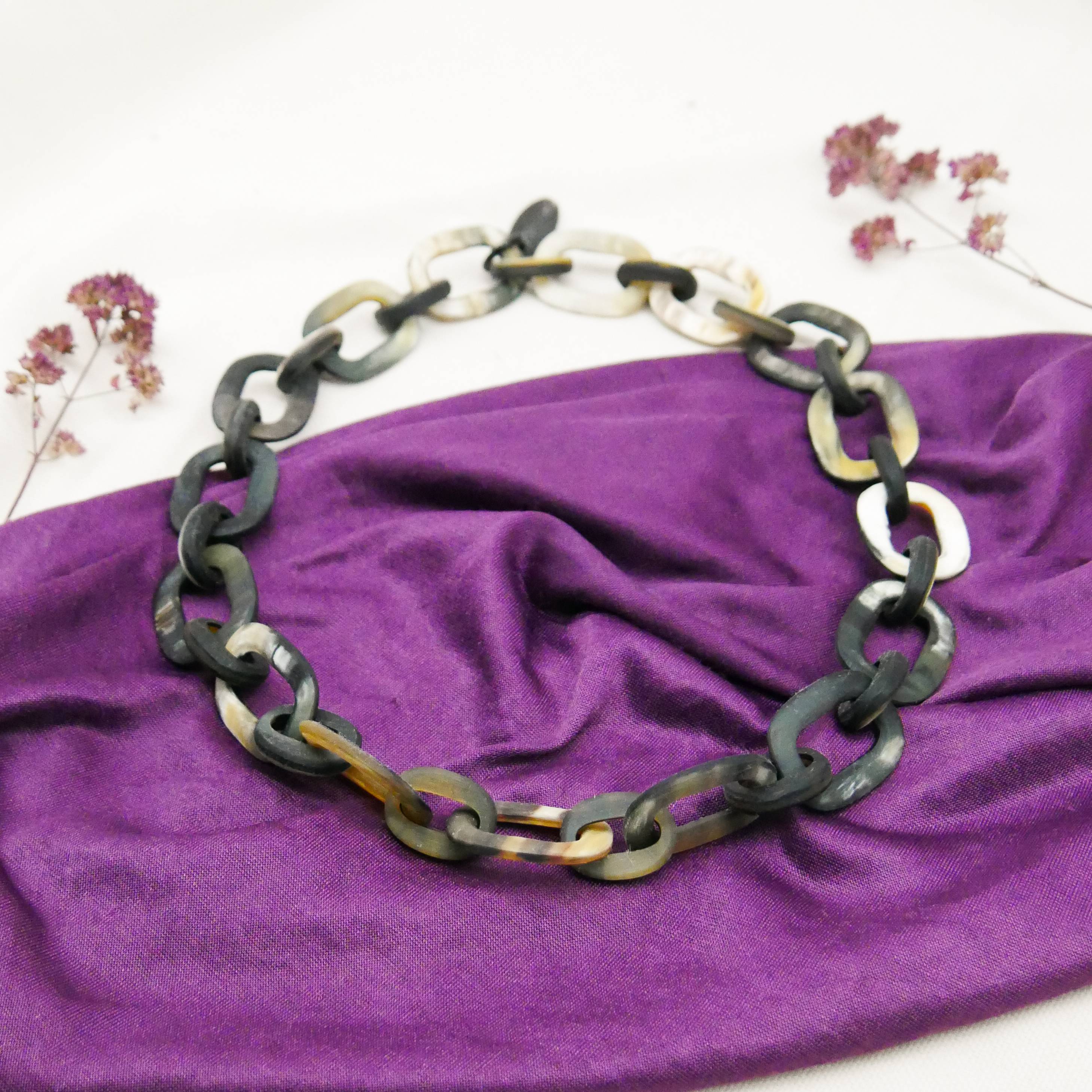  "Craft-Art", kurze Kette ca. 75 cm verschiedene abgerundete Rechtecke, marble Horn matt 