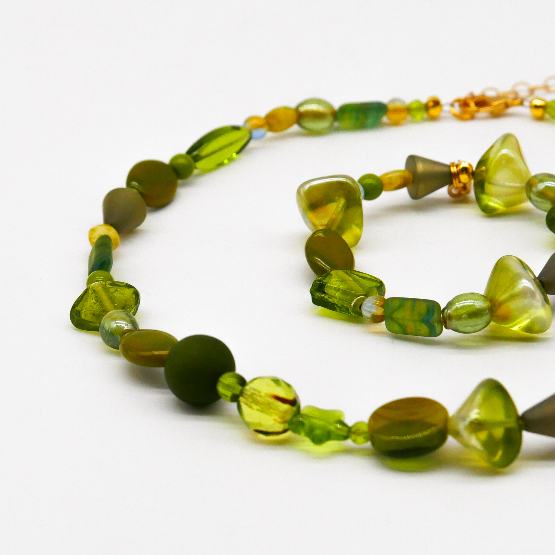 "Summer Feeling",  Kette aus verschiedenen Formen, Glas- und Resin Perlen, grün