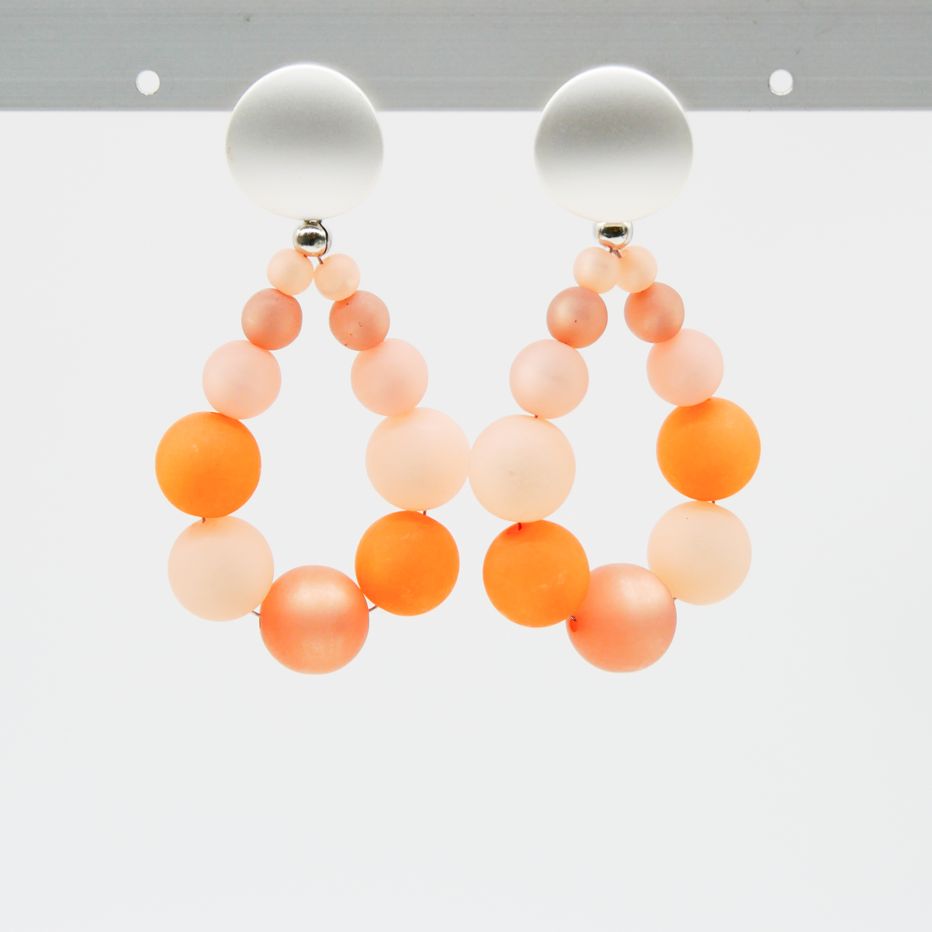 Color Explosion, Ohrhänger Polaris Perlen, silberfarbenes Oberteil - pastell orange