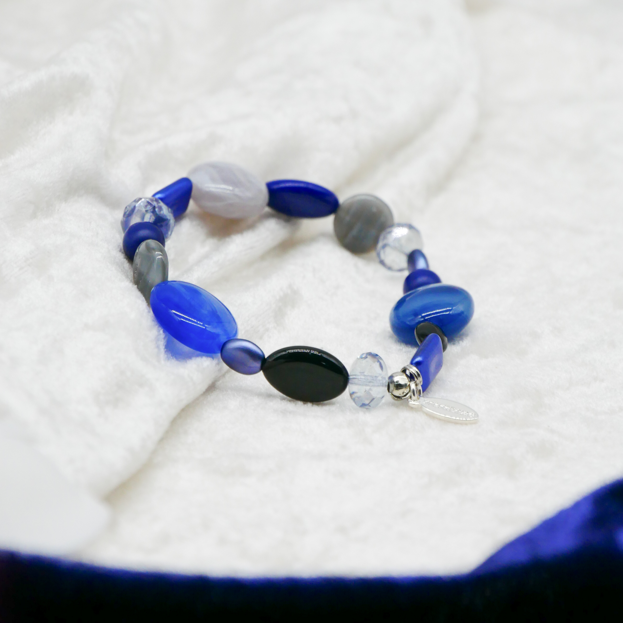 "Summer Feeling", Armband aus verschiedenen Formen, Glas- und Resin Perlen, blau