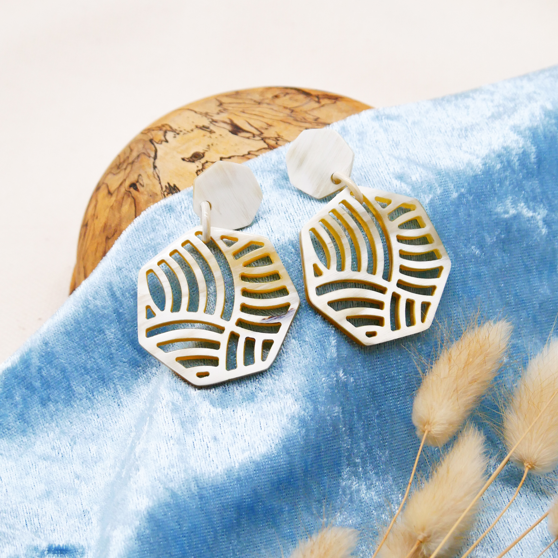  "Craft Art" Ohrring "Polygon" weißes Horn