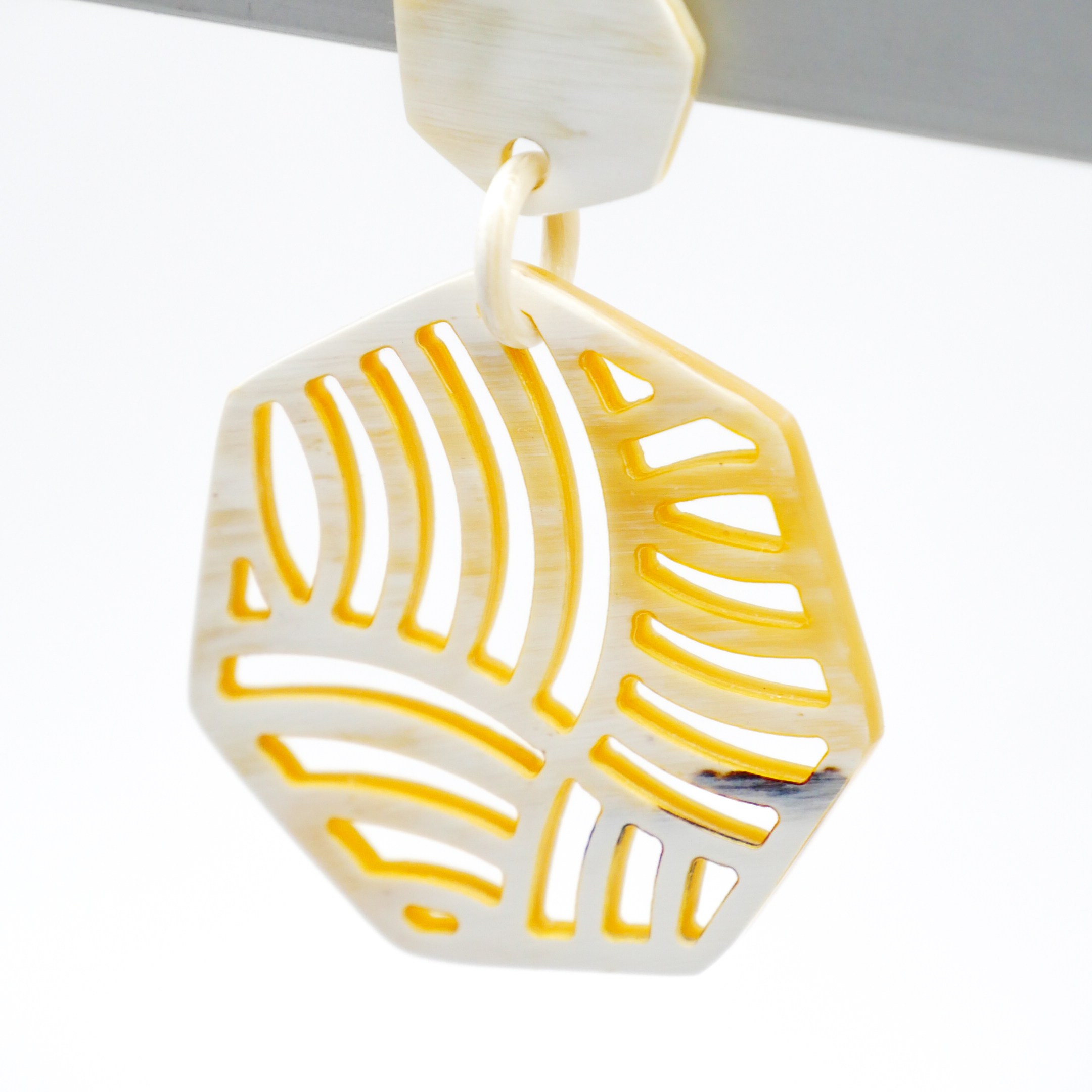  "Craft Art" Ohrring "Polygon" weißes Horn