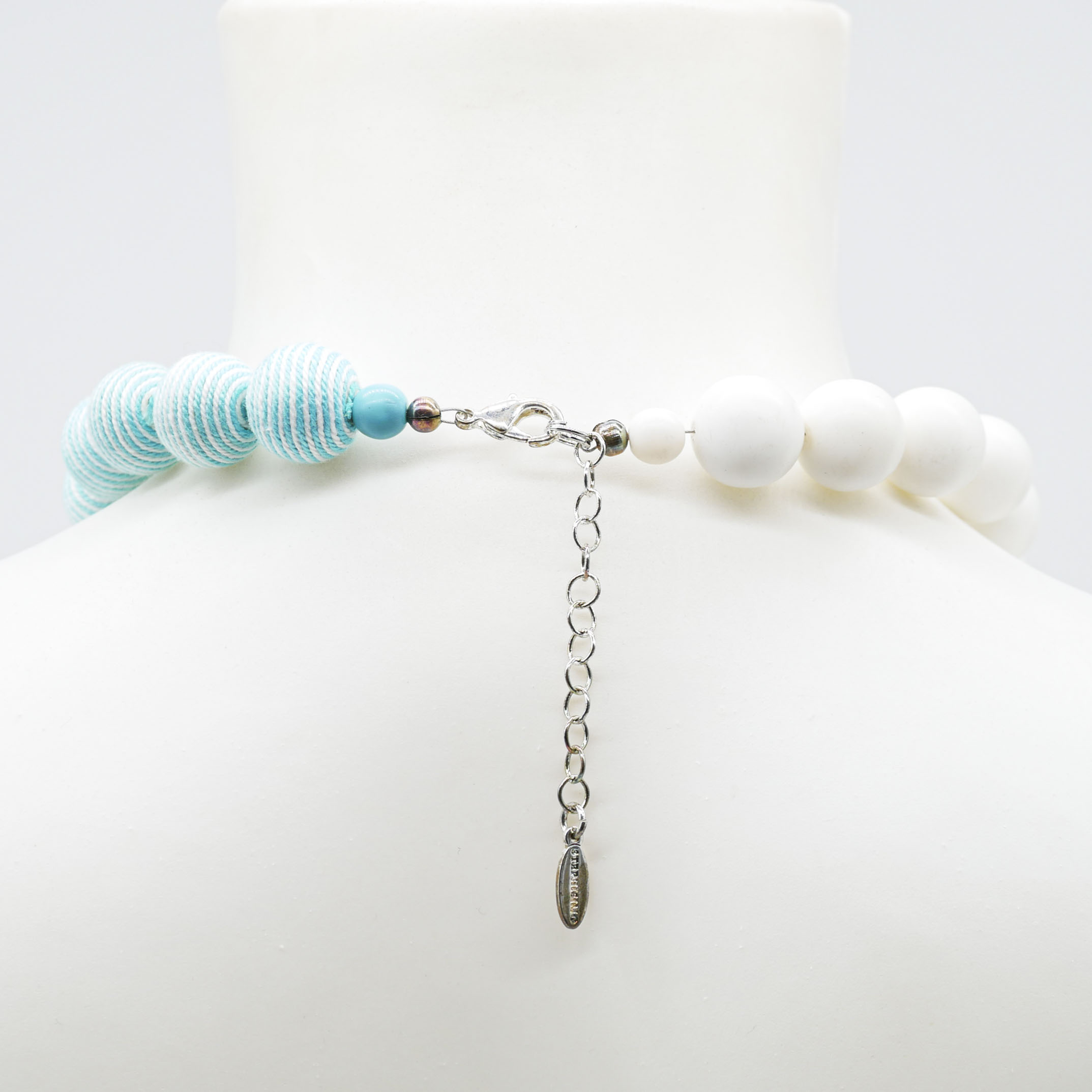"Maritim" kurze Kette, Glas- und Fadenperlen, türkis-weiß