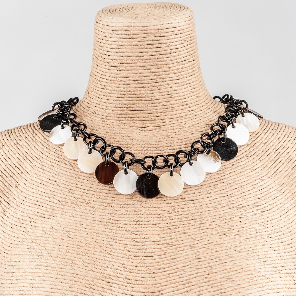 kurze Hornkette mit Plättchen