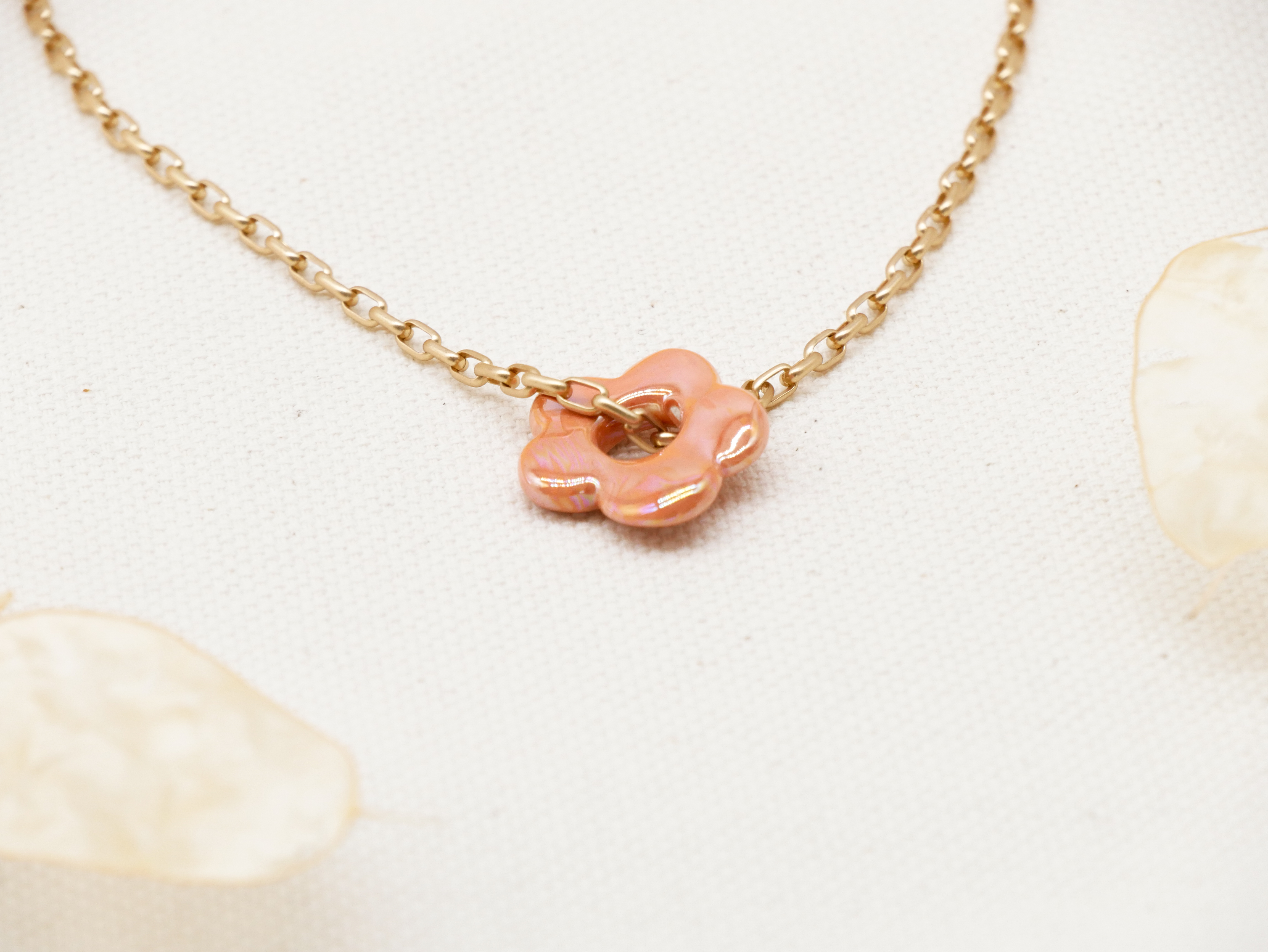 "Summer-Feeling", Kurze Metallkette vergoldet, Keramikblume orange "Summer-Feeling", Kurze Metallkette vergoldet, Keramikblume orange