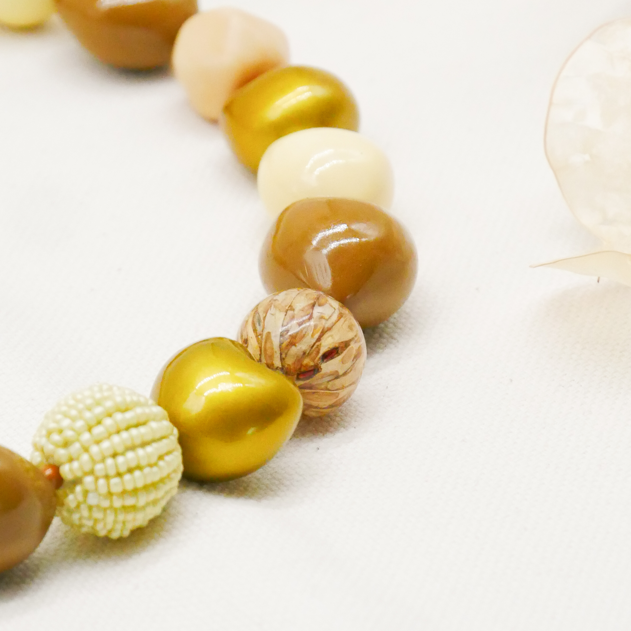  "Summer Feeling" Kette ca. 60 cm, Lumba Samen, Glasperlen, Resin Perle, braun-gold 