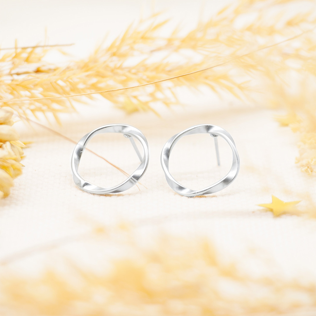 "Charm" Ohrstecker mit gedrehtem runden Element, versilbert