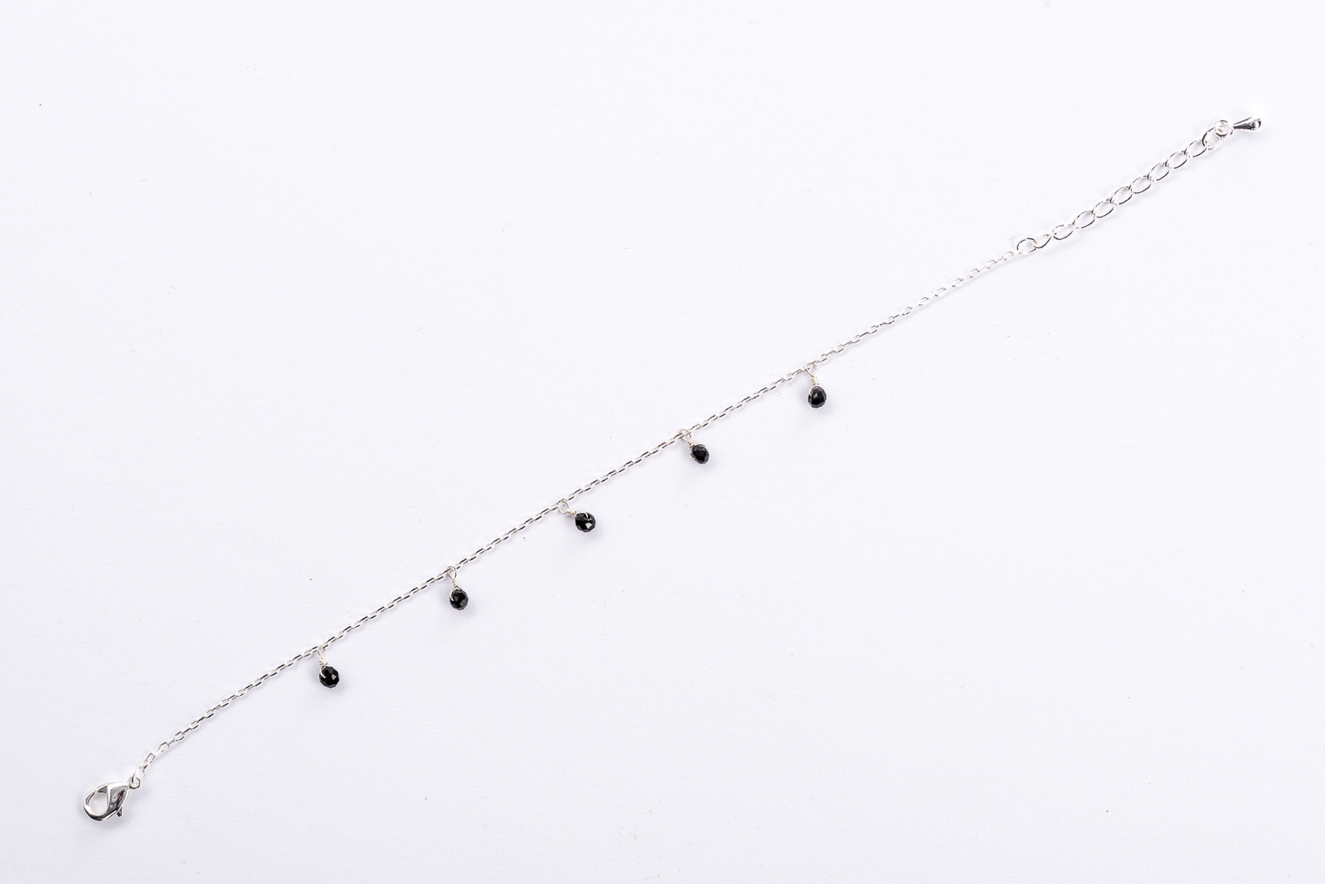 "Fine Filigré" feines Armband, kleine Kristallanhänger, versilbert