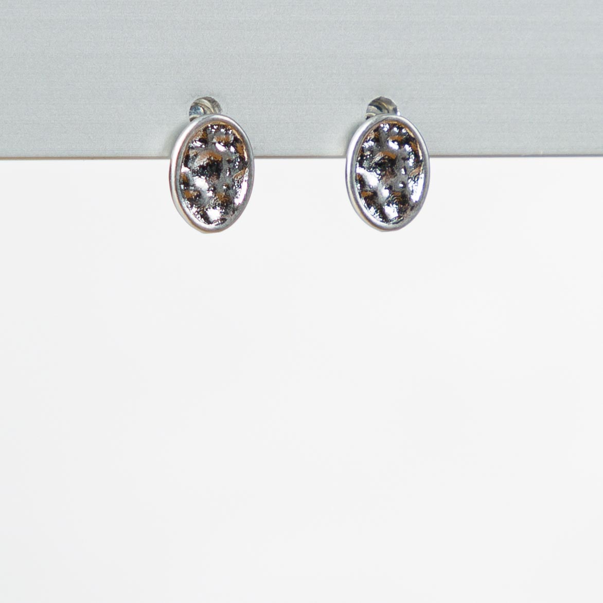 "Fine Filigré" Ohrstecker oval mit Struktur, versilbert