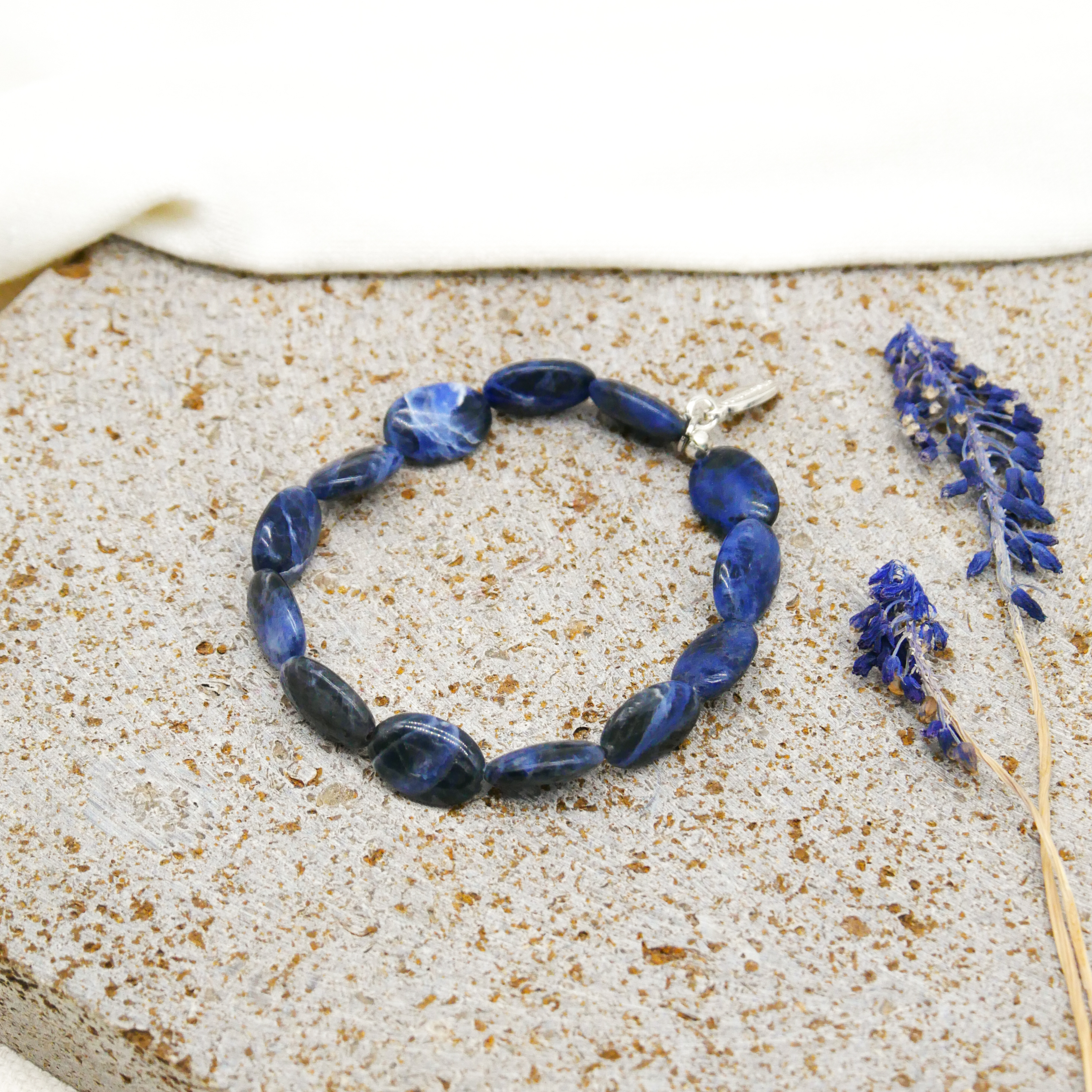  "Crystal Mountain", Armband auf Gummi Sodalit Oliven, 10 x 14 mm