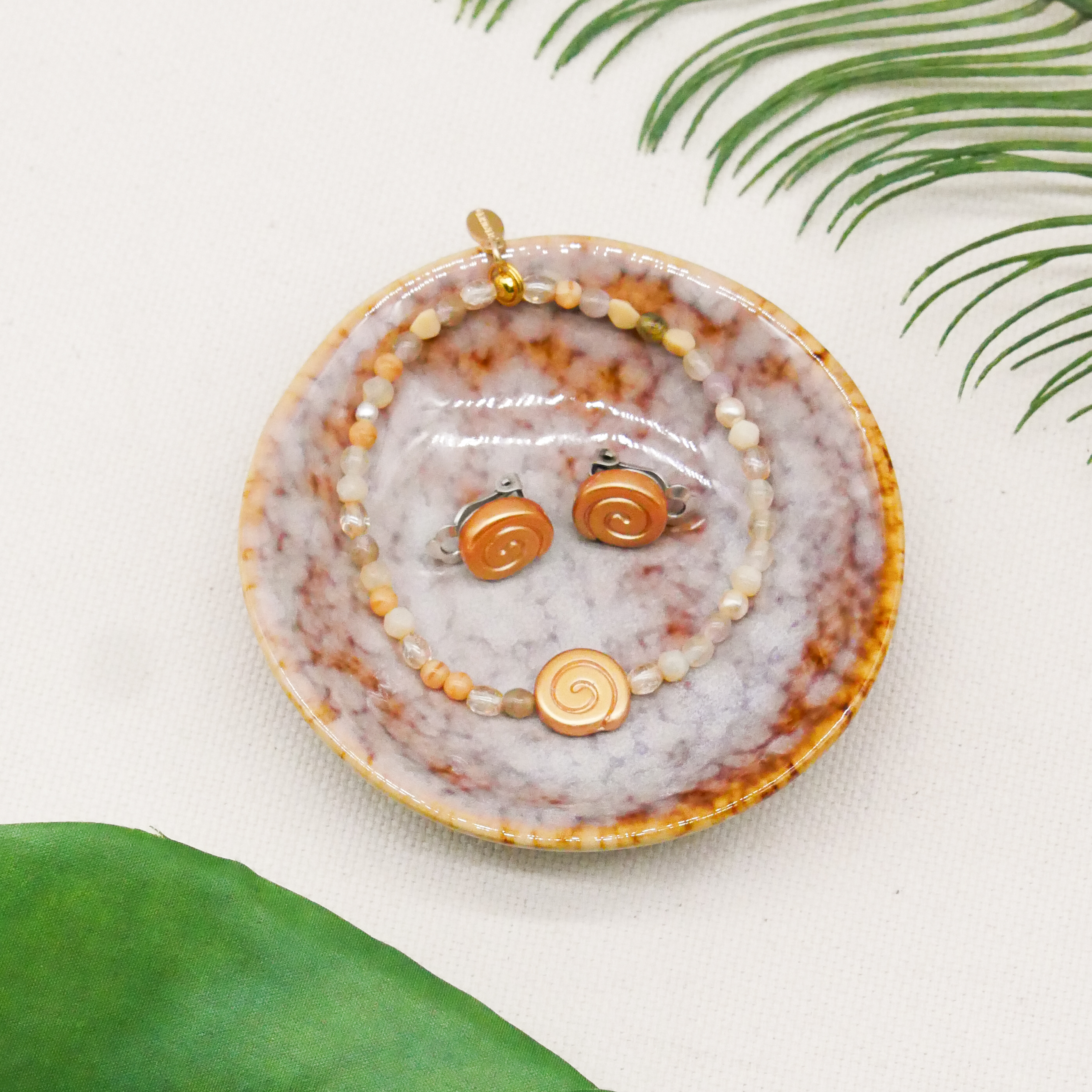  "Shell" Ohrclip kleine Glasschnecke sand