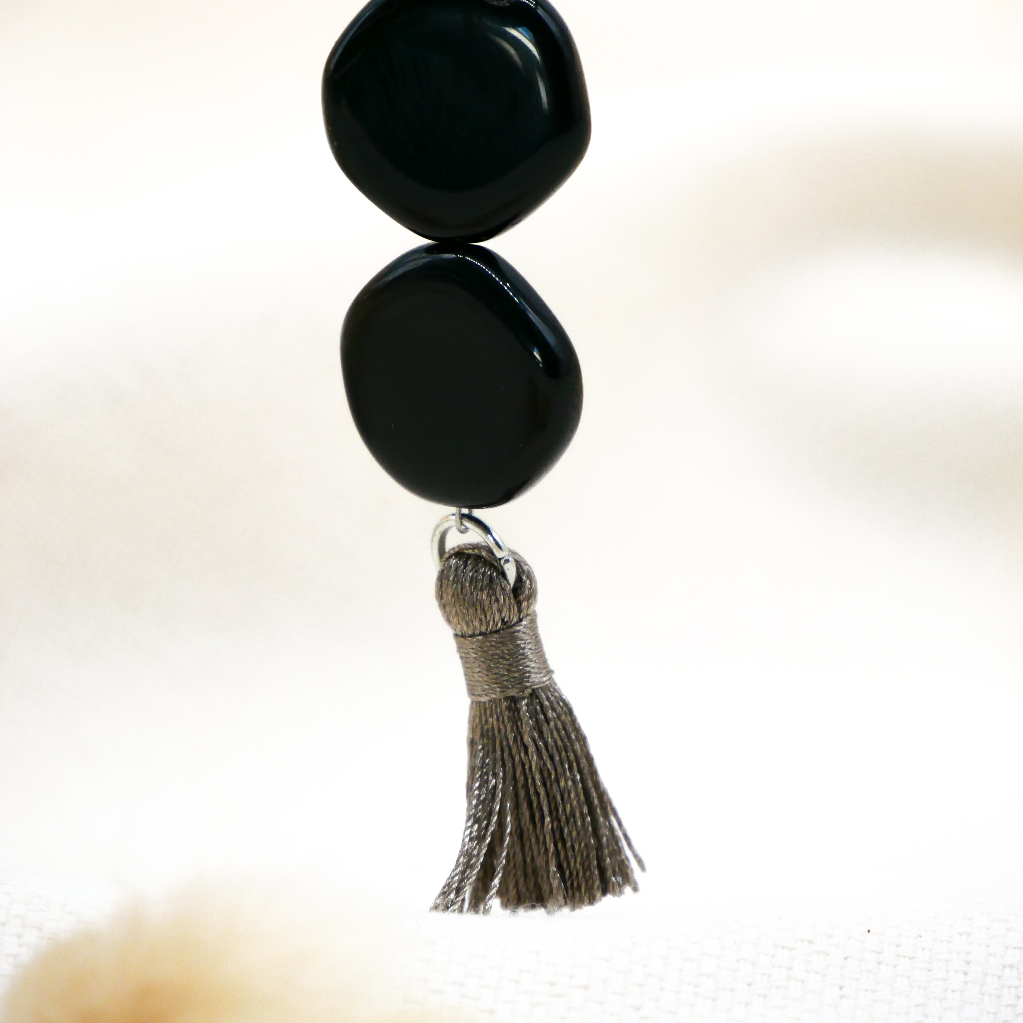 "Lucky Pendant" Anhänger, 1 Stang Glasperlen schwarz mit Quaste "Lucky Pendant" Anhänger, 1 Stang Glasperlen schwarz mit Quaste