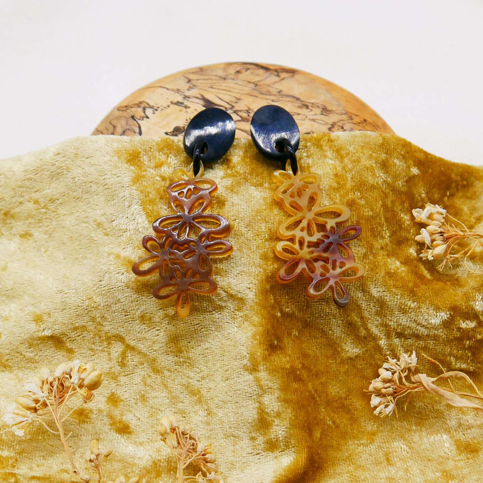"Craft Art" Ohrring "Blütenzauber" schwarzes und braunes Horn