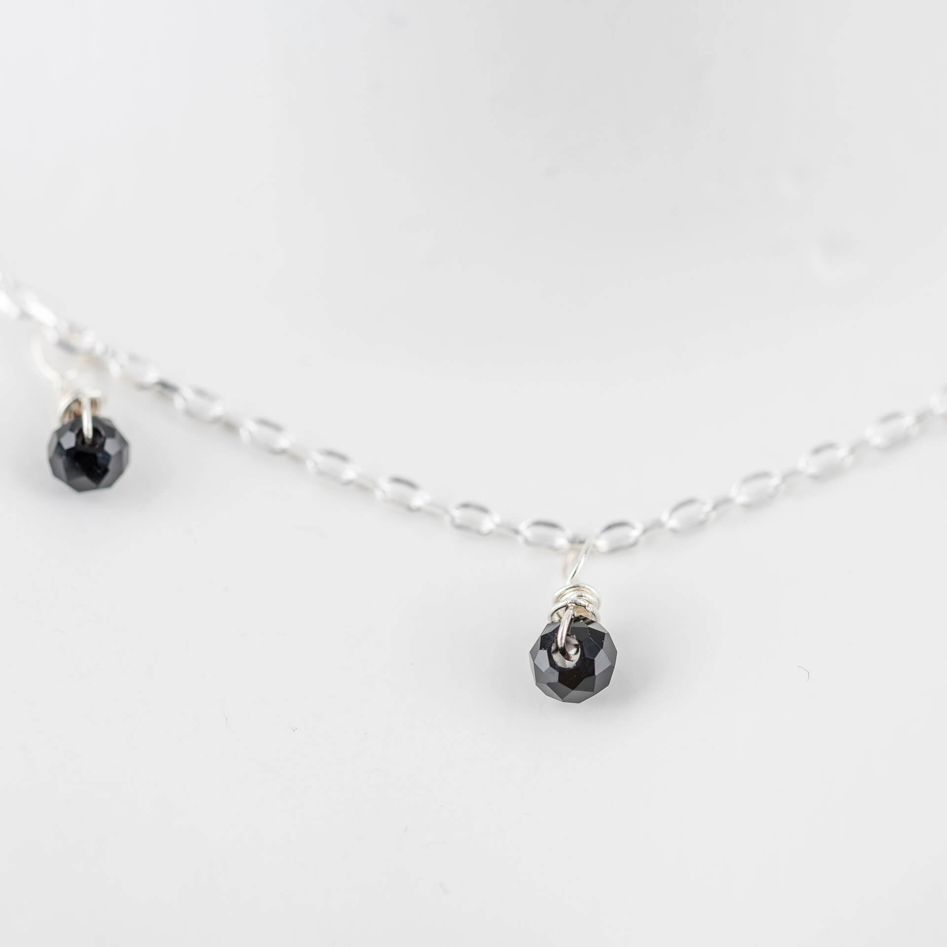 "Fine Filigré" feine kurze Metallkette, kleine Kristallanhänger, versilbert