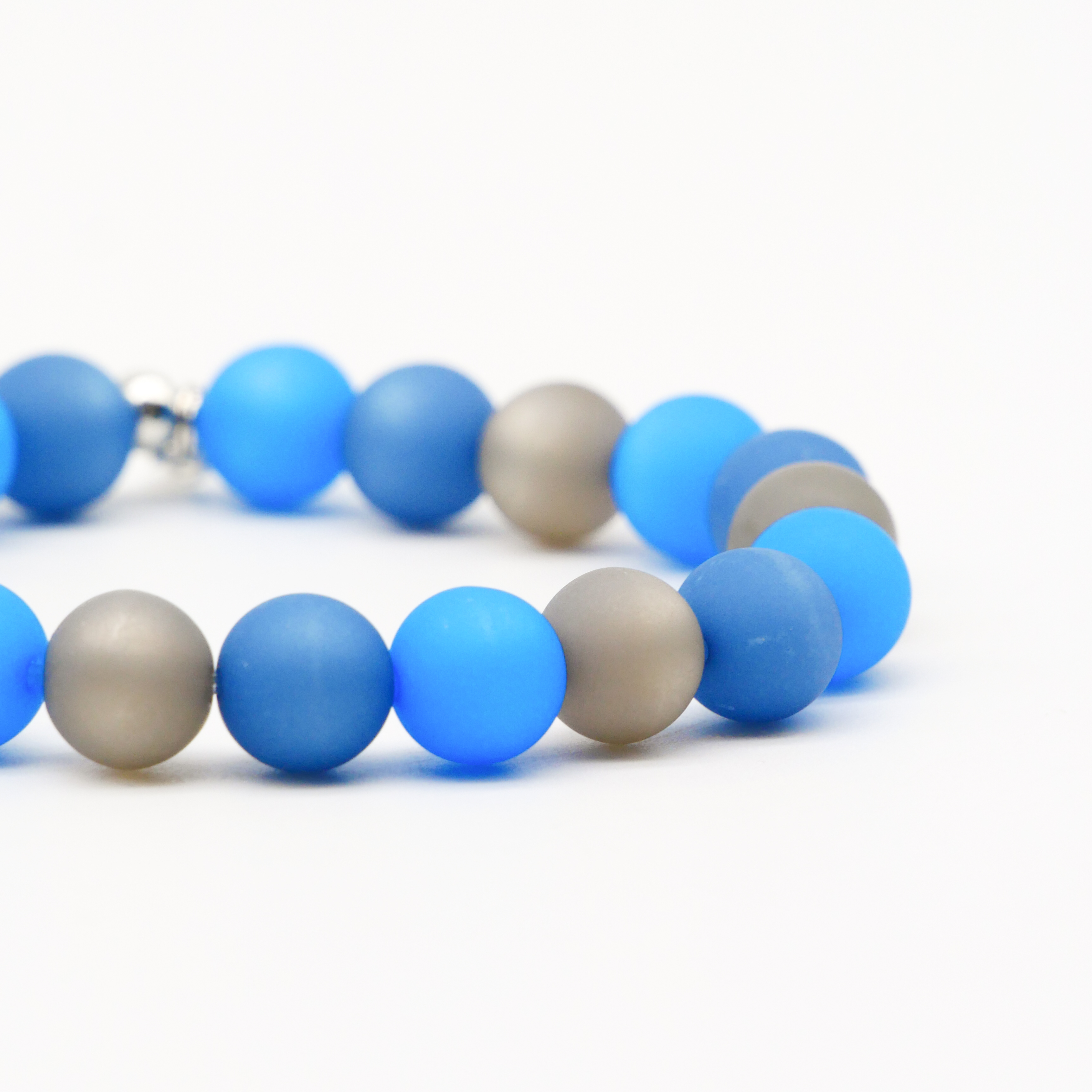 Color Explosion, Armband auf Gummi Polarisperlen ø 10 mm, blau-grau Color Explosion, Armband auf Gummi Polarisperlen ø 10 mm, blau-grau