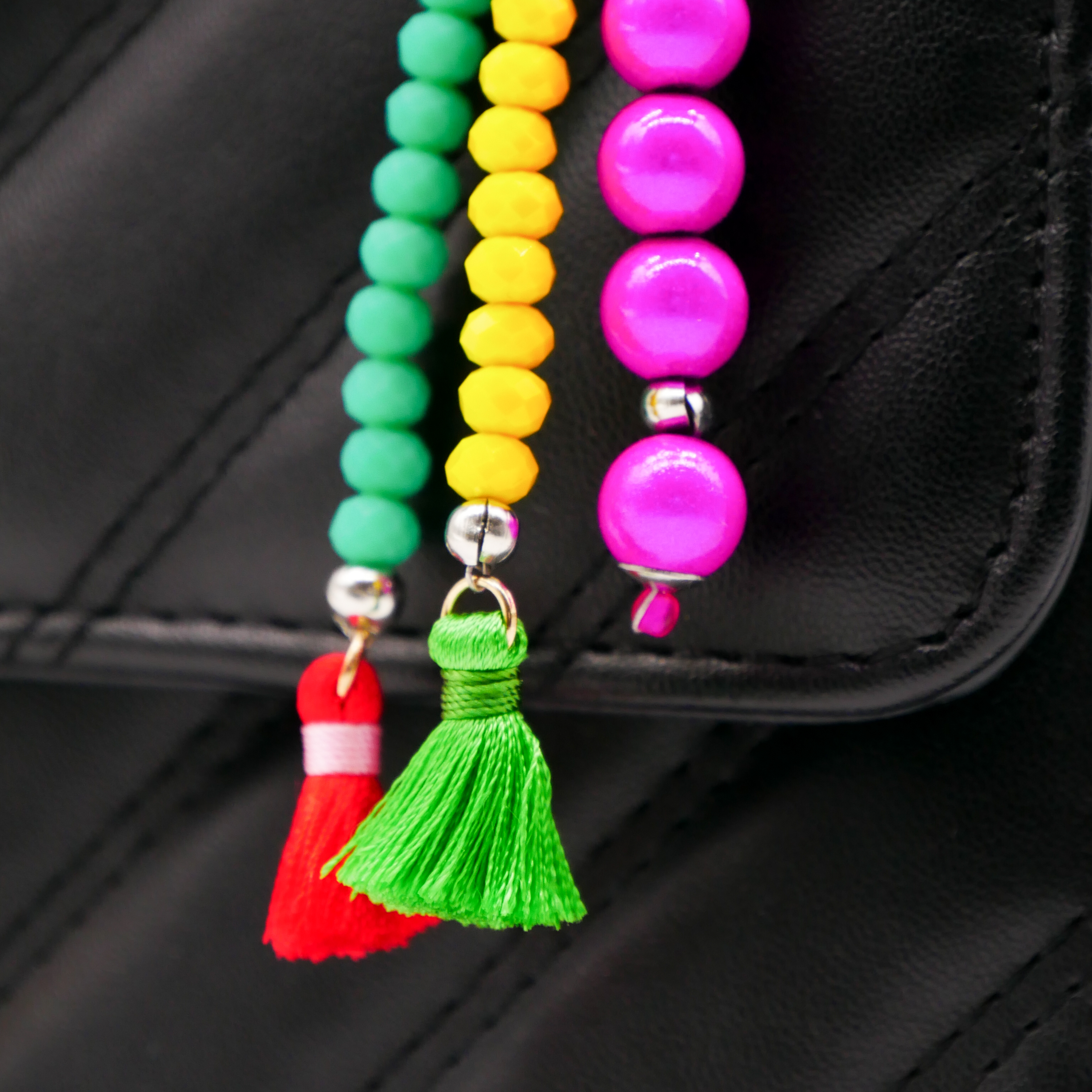 "Lucky Pendant" Anhänger, 3 Stränge Glas- und Miracleperlen, Quasten 