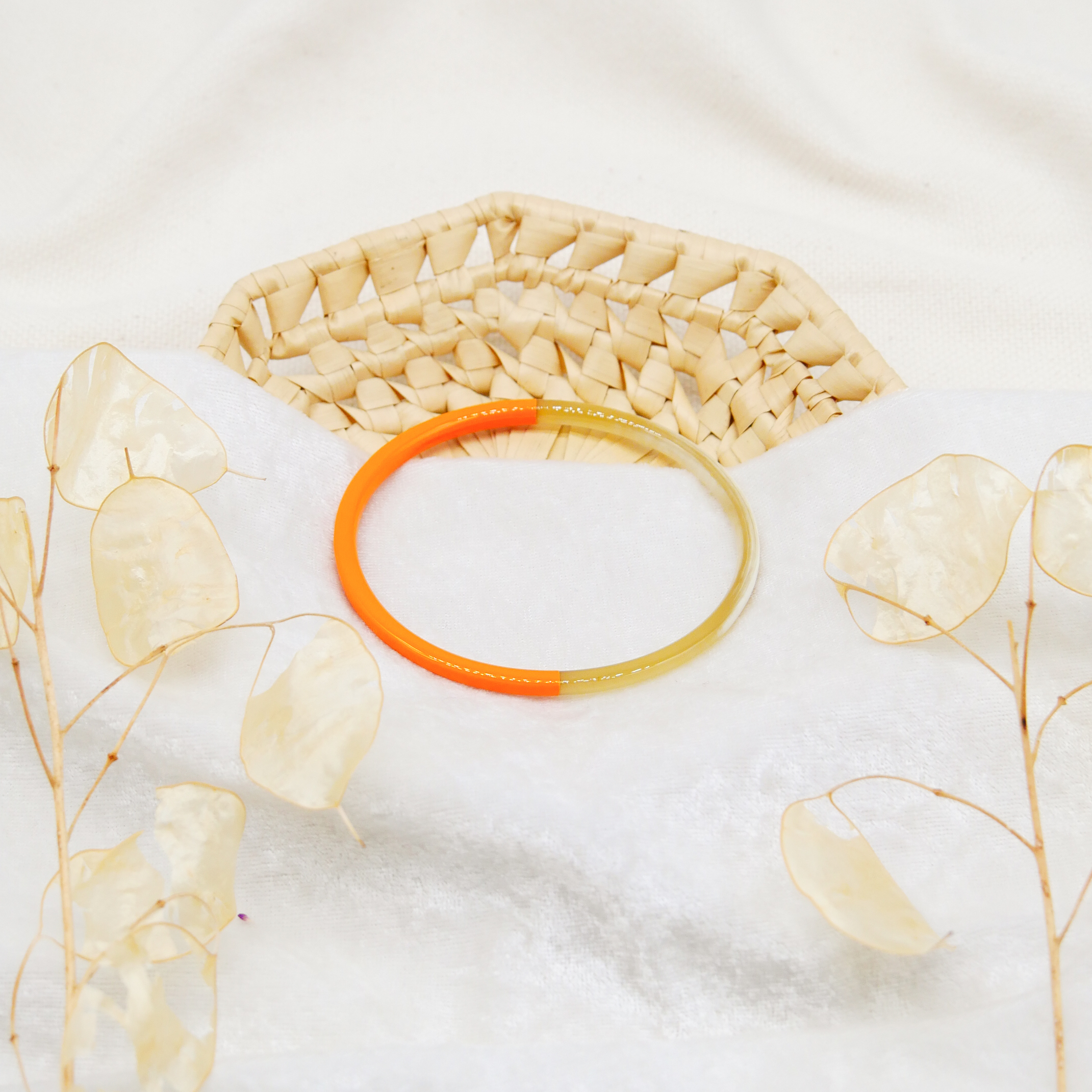  "Craft Art" zarter Armreif, weißes Horn, Lack hellorange 