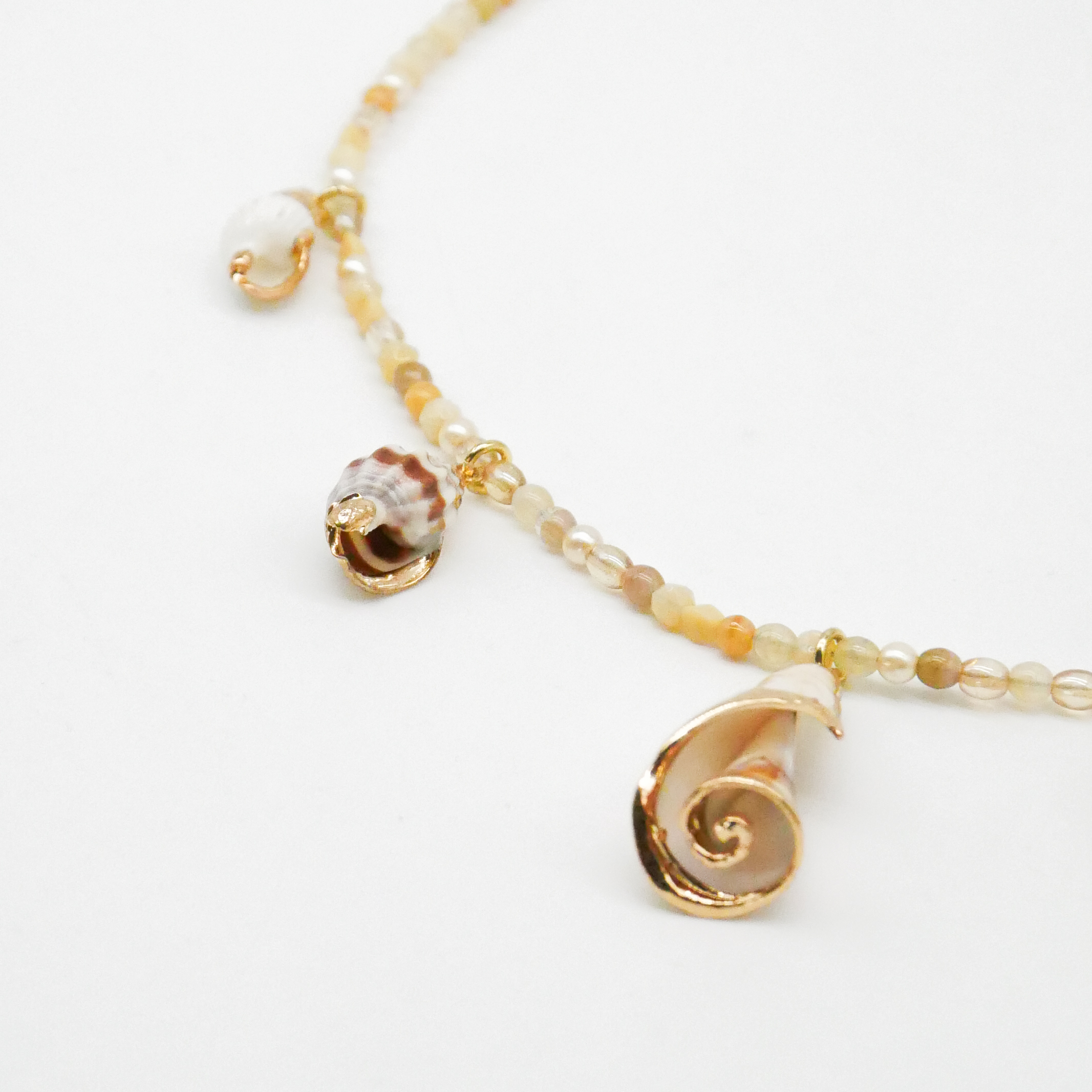  "Shell" Kette mit verschiedenen Strandschnecken Anhängern, kleine Glasperlen, sand 