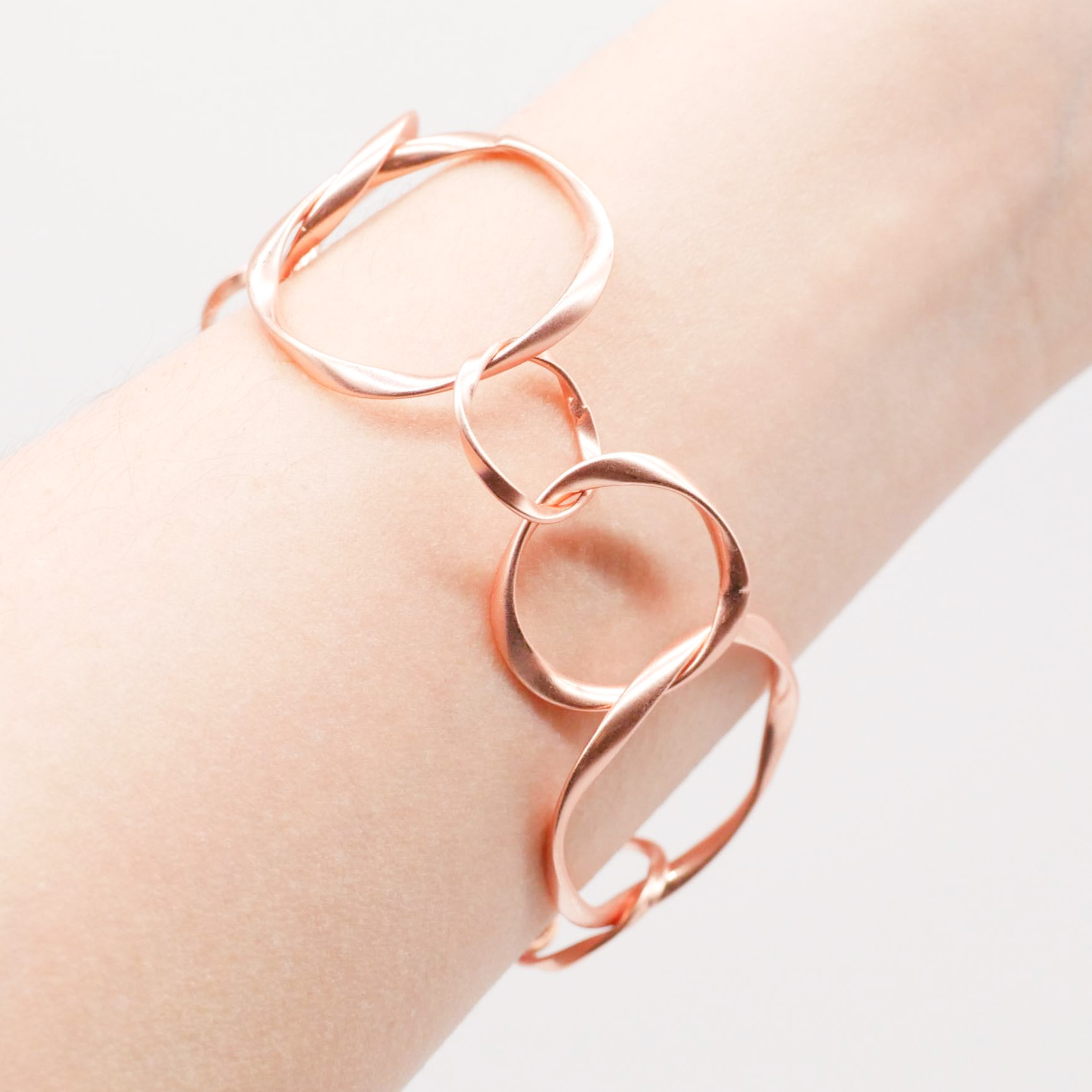 "Charm-Armband" mit großen runden gedrehten Gliedern, rosé-vergoldet ca. 19cm