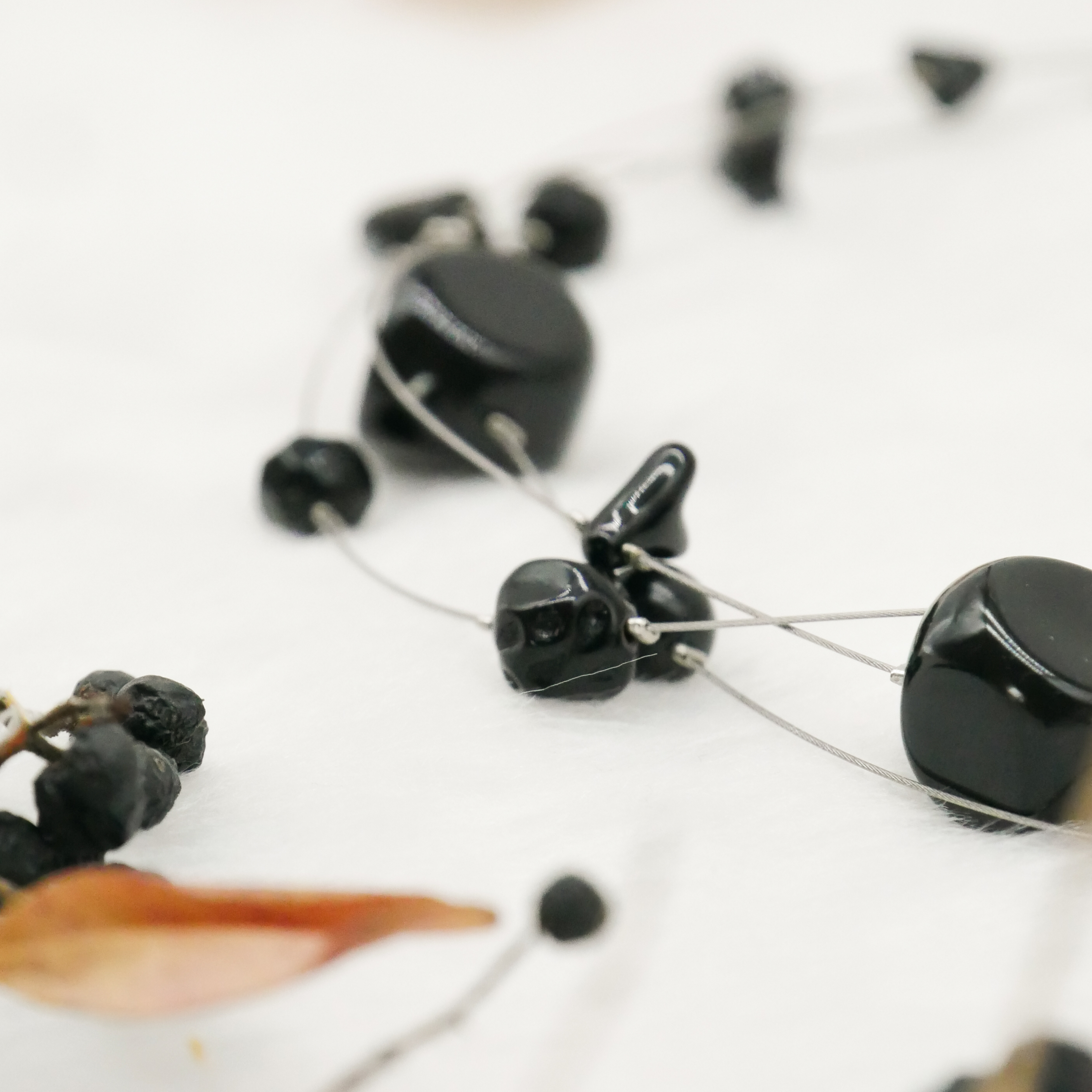  "Jet Schmuck" 3-Strang Kette, schwarze Glasperlen, verschiedene Formen 