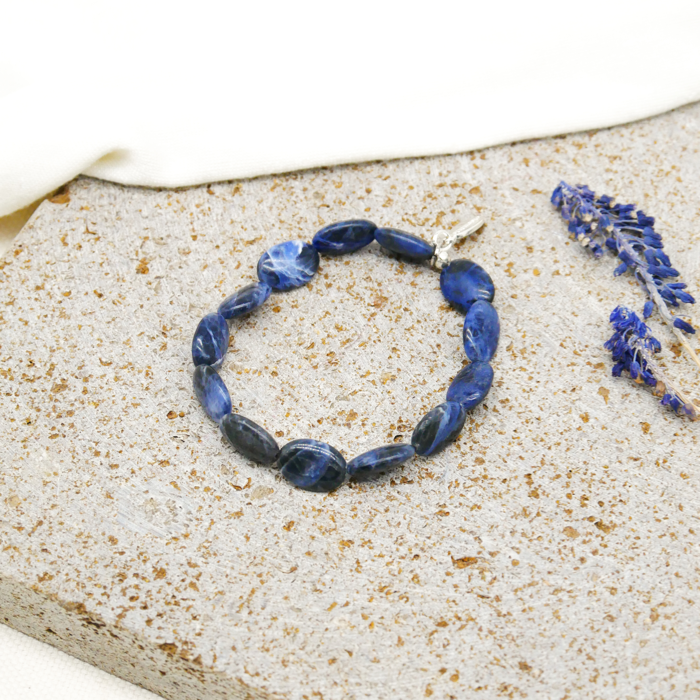  "Crystal Mountain", Armband auf Gummi Sodalit Oliven, 10 x 14 mm