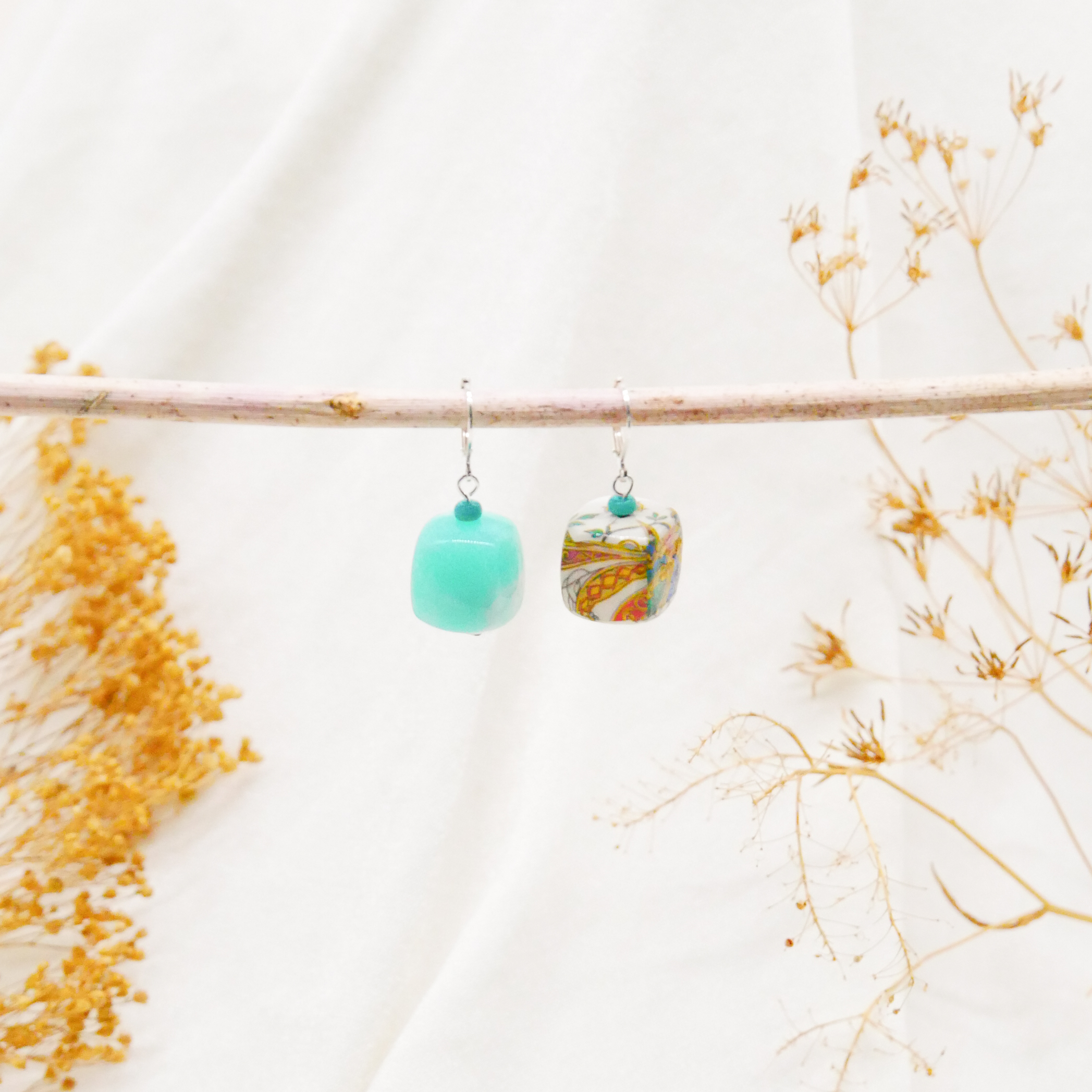 "Summer-Feeling" Ohrring "Cube" Resin- und Papercoated Perlen, türkis